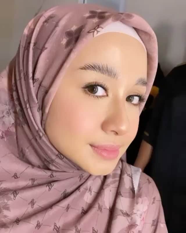 ラウディアシンシアベラのインスタグラム：「Bismillah✨  Hari ini Photoshoot Lip n Blush  @lbeauty.bylcb #comingsooninsyaAllah  Penasaran gaaa ? Hehehe sabar yaaa..  insyaAllah akan launching bulan depan.  Sambil nunggu Lip n Blush, bagi yang belum coba Cushion @lbeauty.bylcb silahkan lohhh dicobaa..  Cushion yang bikin kulit kita insyaAllah akan lebih sehat.. karena L'Cushion bukan hanya make up tapi skincare jugaaa.   Semoga bagi yang baca jadi penasaran terus langsung liat ig @lbylcb yaaa.. hehehhee   Ayank-ayank.. makasih yaaa untuk hari iniii🥰 @andychunmakeup  @wanda_haraa @mayrariarty」