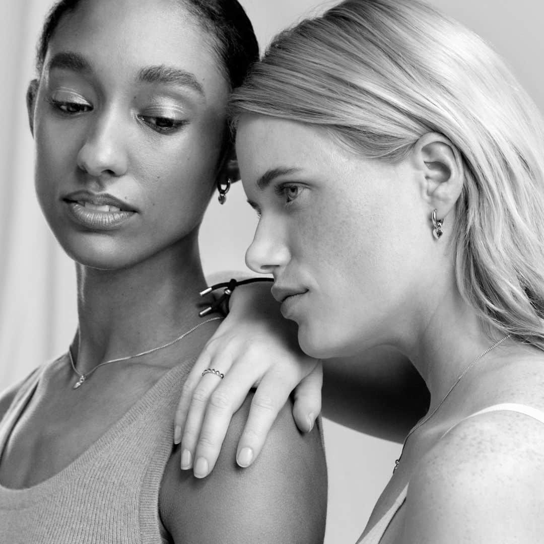 PAUL HEWITTさんのインスタグラム写真 - (PAUL HEWITTInstagram)「SOULMATES come in all different varieties. As a partner or as a friend. Your soulmate completes you and makes you feel whole. With our SOULMATES collection, we bring jewellery that says love all over. For you, to share, for everyone! 💌   #getAnchored #paulhewitt #soulmate」1月30日 20時00分 - paul_hewitt