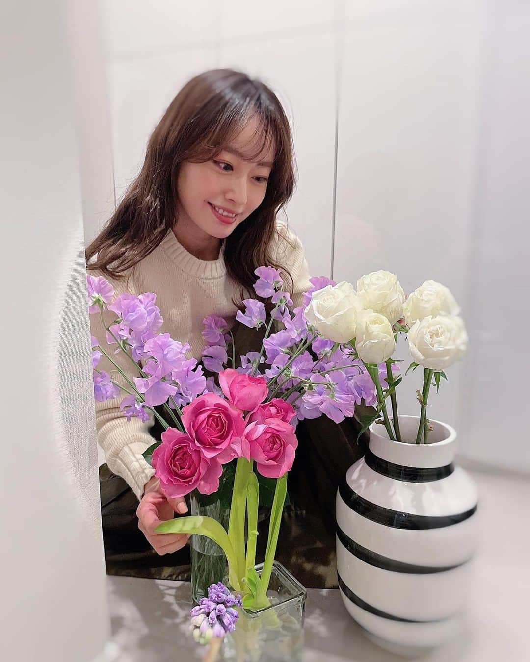 小祝麻里亜のインスタグラム：「おうち時間も長くなったし、家での過ごし方って大切だなぁと思い…家にお花を飾ることが多くなったのですが、なかなかお花屋さんにも行けなくって🚶‍♀️💐  @matilda_nakameguro がネット販売を始めたので、オーダーしてみました☺️🌿  そしたらメリットが沢山あって👏  🌱こだわったお花が勢揃い！ →毎週テーマごとにお花をセレクトしてくれ、レアなお花が入ることもあるとか✨  🌱お花がとっても新鮮 →金曜に仕入れたお花をその日中に発送してくれます👌  🌱店舗よりお得 →ネットのほうが、店舗で購入するよりもとてもお得🤫  コロナ渦でおうちにいる時間が長くなった方にも、贈り物にもおすすめだなって思いました🙋‍♀️  🌼今回のお花は香りシリーズ🌼  薔薇のイブピアッチェ 薔薇のピュールパルファン←希少種 スイートピーのラベンダー ヒヤシンスのパープルスター  香りがとにかくすごいの〜！良い香りすぎて、部屋中が癒し空間に✨お部屋にあるディフューザーを一旦片しました。笑  お花って本当に癒されるなぁ☺️💐 ． ． ．＿＿＿＿ #お花 #花 #花のある暮らし #花束 #ネット販売  #フラワーアレンジメント #薔薇 #スイートピー #ヒヤシンス #flower #arrangement #lifestyle #flowerstagram #flowershop #일상#꽃#꽃스타그램 #꽃다발」