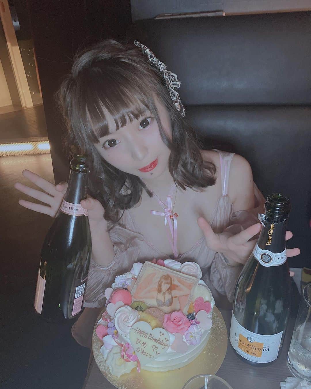 麻衣愛のインスタグラム：「my birthday❤ 事務所の社長とか、仕事の人も友達もたくさんお祝いしてくれて途中泣いてしまった...みんなに愛されてた、しあわせ。もっとがんばろうって思った誕生日でした🥰  ﻿ ﻿ #ひめかわいい #最凶ロック　#グラビア　#グラビア﻿ #グラドル　#ひめかわいい　#portrait﻿ 🇺🇸 #Cosplayer #Idol #Model #follow  #follome #Japanese ﻿ #kol ﻿ #birthday ﻿ 🇨🇳 #自拍　#角色扮演 #偶像 #模型 可爱 #关注  #关注我 #关注者 #日语 ﻿ ﻿ ﻿ 🇰🇷 #셀카 #코스프레 #아이돌 #모델 #귀여운 #팔로우 #나를따르라」