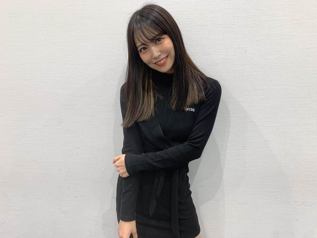 白間美瑠さんのインスタグラム写真 - (白間美瑠Instagram)「AKBオンラインお話し会🗣 ありがとうございました！ 明日の本番に向けての沢山の頑張れ！を頂き気合い入りました💪💪 ・ ・ 私服は、形が可愛いタイトなワンピース❤️胸下で結んでるのわかるかな？ #私服るん　#足　#寒すぎ　#凍った」1月30日 20時03分 - shiro36run