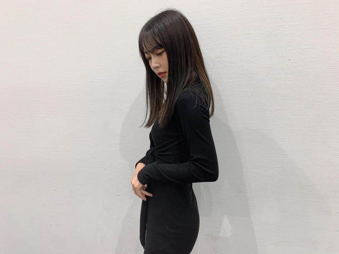 白間美瑠さんのインスタグラム写真 - (白間美瑠Instagram)「AKBオンラインお話し会🗣 ありがとうございました！ 明日の本番に向けての沢山の頑張れ！を頂き気合い入りました💪💪 ・ ・ 私服は、形が可愛いタイトなワンピース❤️胸下で結んでるのわかるかな？ #私服るん　#足　#寒すぎ　#凍った」1月30日 20時03分 - shiro36run