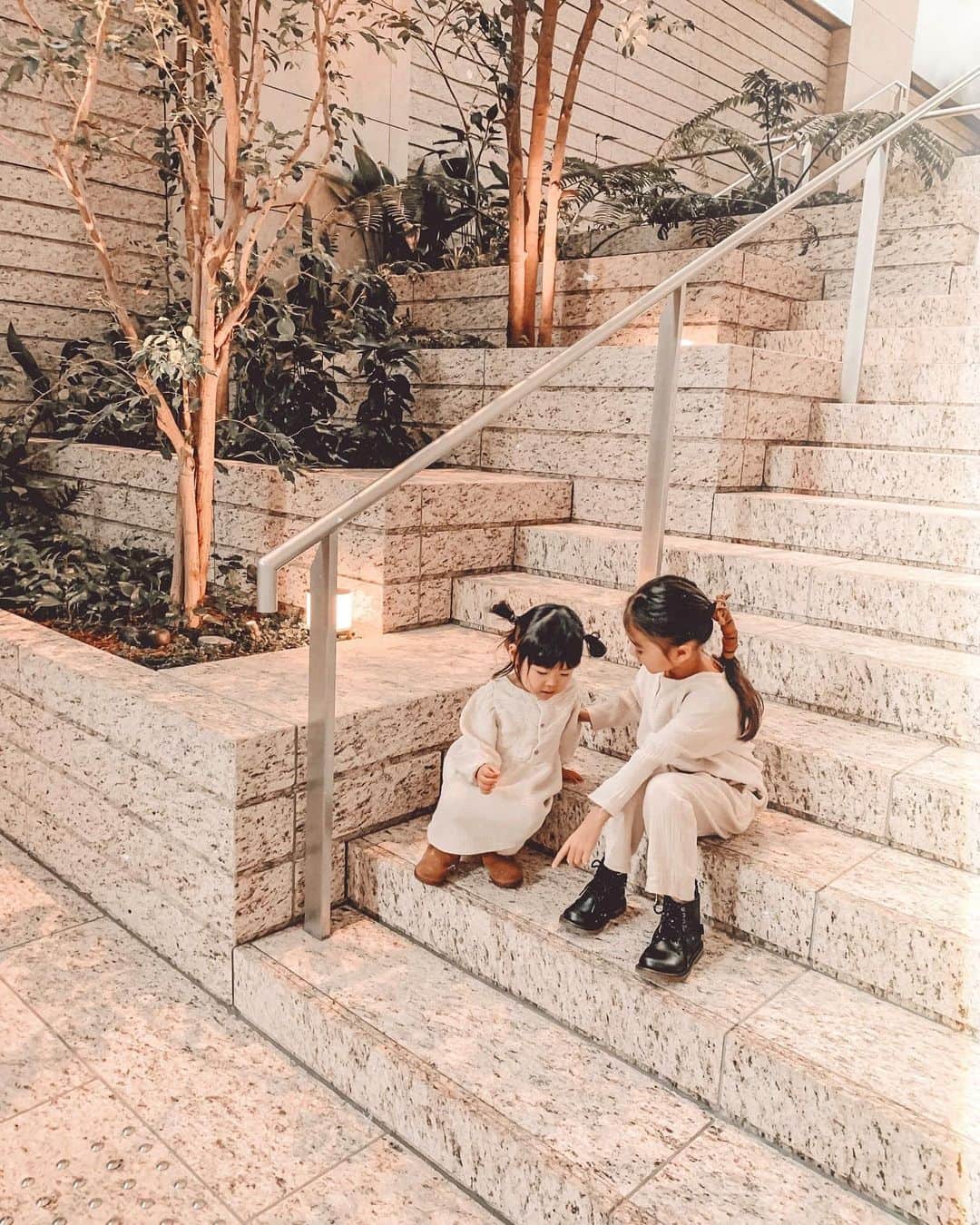 のインスタグラム：「👧🏽🧒🏻 . .  月日が経つのは早い、、 . . #kids #bestfriend」