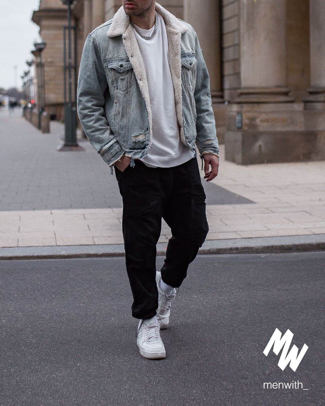 Men Withのインスタグラム：「Cool outfit worn by our dear friend @steffenbrnd_ 👌🏽 #menwithstreetstyle」