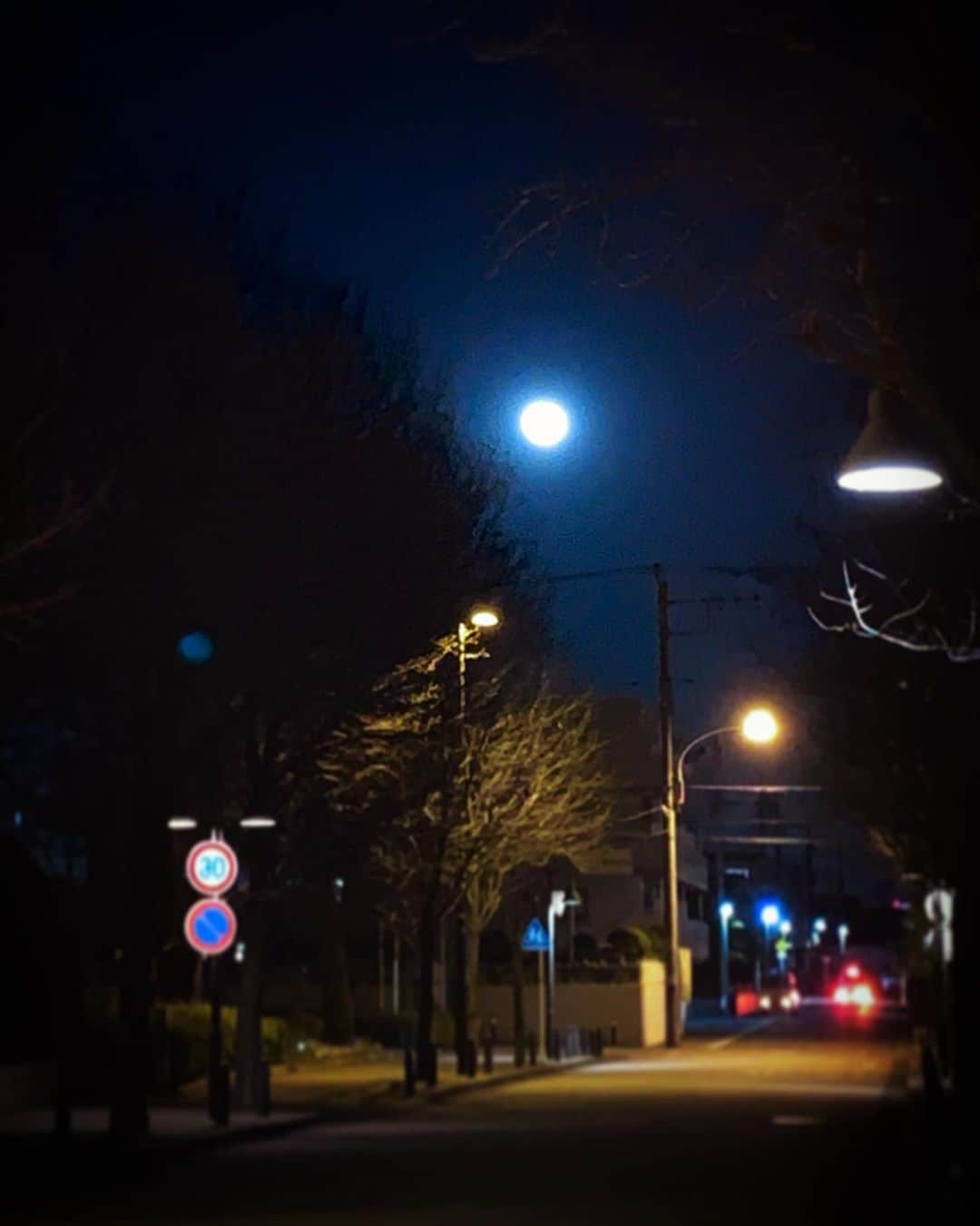 結城さなえさんのインスタグラム写真 - (結城さなえInstagram)「今日の月、凄い✨ 皆様へパワーのおすそわけ❤︎  #月 #満月　から二日目 #まだまだ #すごい　#パワー  #ムーン #ムーンパワー  #夜 #夜空  #moon #fullmoon  #night  #skyoftheday #ウルフムーン　と言うそうです」1月30日 20時07分 - yuukisanae