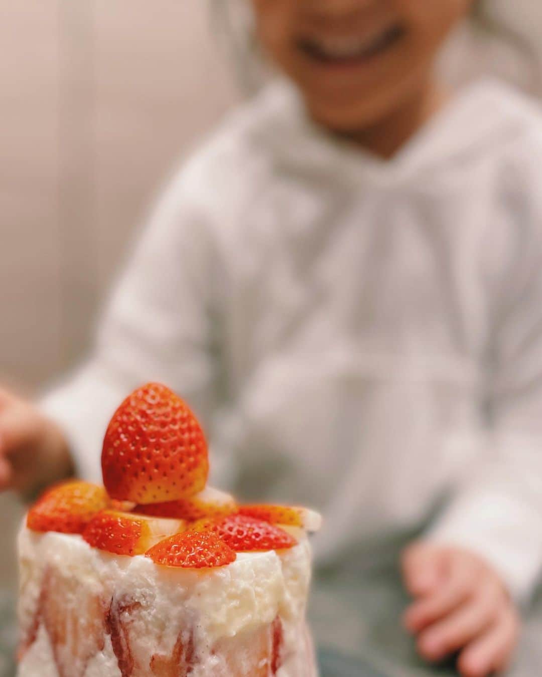 原田沙奈子さんのインスタグラム写真 - (原田沙奈子Instagram)「アマネとおやつ作り🍓 混ぜて流し入れて固めるだけ！というヨーグルトで作る簡単ゼリー。  小さな頃から食べ慣れた明治ブルガリアヨーグルト。 いろんな食べ方したなぁ。 でも、ケーキを作ったの初めて。  容器から抜いた時に「わー♡！！…ん？？」となった、いちごの向き。 うっかりミスしちゃったけど、それもまたすごく良い思い出。笑  レシピのせておきますね◯  －－－ 【ぷるぷるヨーグルトアート「ショートケーキ」】 ・明治ブルガリアヨーグルト LB81プレーン 400g ・粉ゼラチン 10g ・マンゴーソース 大1 を2個分 ・水 大3 ・砂糖 大3（お好みで調整） ・いちご 2〜3粒 【下準備】 ✔️水大さじ3に粉ゼラチン10gを振り入れて混ぜ5分ほどふやかしておく ✔️いちごは3〜5mm幅に縦切りしておく ✔️ヨーグルトは容器から全て中身をボウルにあけ砂糖大3を混ぜておく ✔️ヨーグルトの容器はよく洗い乾かしておく 【つくりかた】 1. ふやかしたゼラチンを電子レンジ（600w）で約20秒加熱して溶かす 2. 溶かしたゼラチンに砂糖を加えたヨーグルト大2を加えてなじませてからヨーグルトのボウルに戻して良く混ぜる 3. ヨーグルトの空容器に2.のヨーグルトゼリー液を大さじ2入れて冷蔵庫で15〜30分ほど冷やす 4. 冷やしている間にマンゴーソース大さじ1に2.のヨーグルトゼリー液を大さじ3加えたものを2個作る 5. 冷やして固まった3.のヨーグルトゼリーに層になるように4.のマンゴーゼリー液（1個目）を流し込み冷蔵庫で30分冷やす 6. 5.が固まったら容器の側面に薄切りにしたいちごを尖った方を下にして貼り付ける 7. 貼り付けたいちごの半分の高さまで2.のヨーグルトゼリー液を流し入れ、余ったいちごを入れて更に側面のいちごが隠れる高さまでヨーグルトゼリー液を流し入れ冷蔵庫で1時間ほど冷やす 8. 冷やし固めた7.にマンゴーゼリー液（2個目）を流し入れ冷蔵庫で3〜6時間冷やす 9. 容器とゼリーの間に竹串を入れて一周し空気を入れてからお皿の上にひっくり返しゼリーを抜いてお好みで飾り付けする －－－ 詳しい作り方は公式アカウント( @meiji_bulgariayogurt )をぜひ見てください。  アマネと久しぶりのおかし作り。 もう固まった？て何回聞かれただろう…笑  待ちきれずキッチンで食べた味は忘れられないなぁ🤤  @meiji_bulgariayogurt  #明治ブルガリアヨーグルト #おうち時間 #おやつ作り #PR」1月30日 20時10分 - sanakoharada