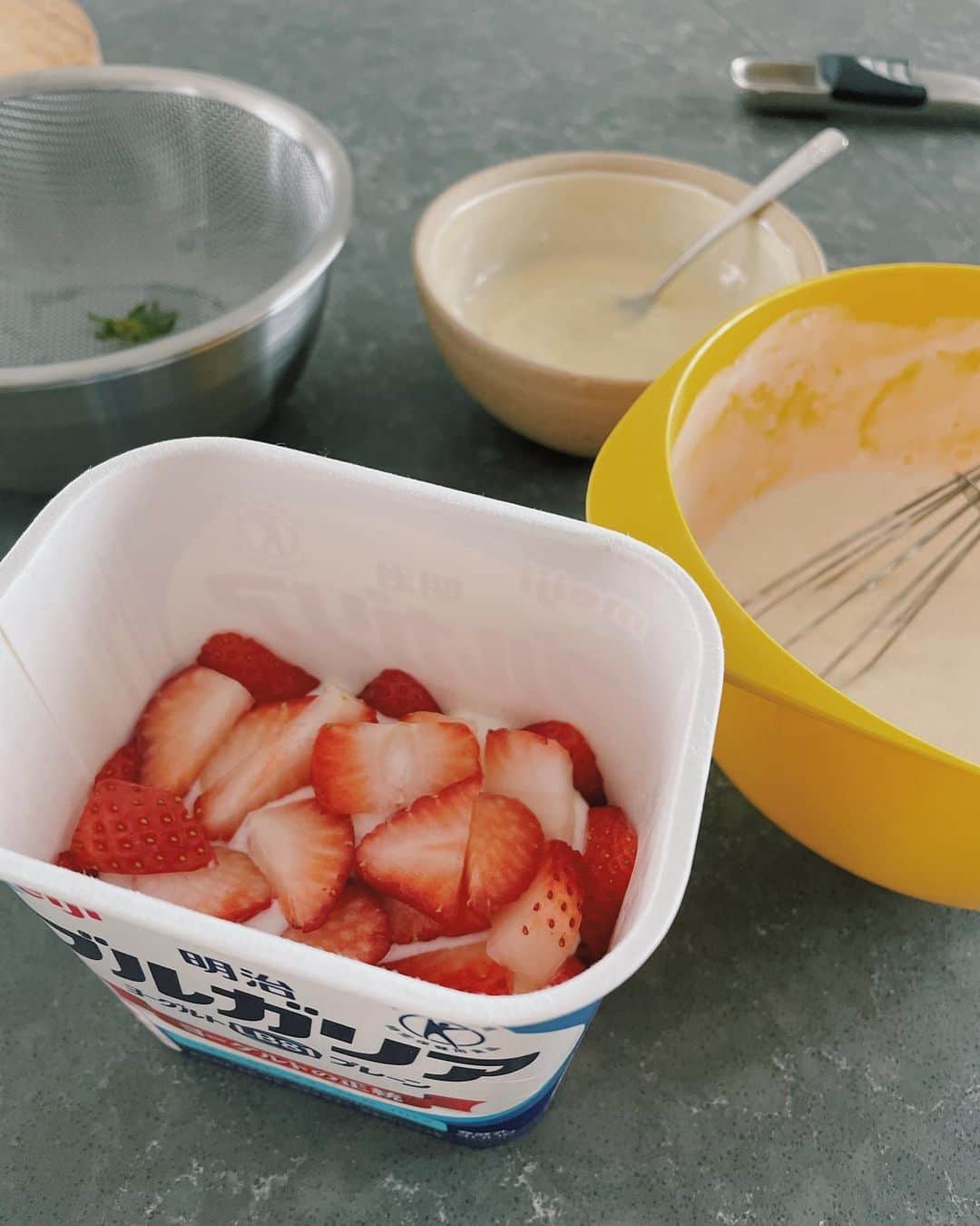 原田沙奈子さんのインスタグラム写真 - (原田沙奈子Instagram)「アマネとおやつ作り🍓 混ぜて流し入れて固めるだけ！というヨーグルトで作る簡単ゼリー。  小さな頃から食べ慣れた明治ブルガリアヨーグルト。 いろんな食べ方したなぁ。 でも、ケーキを作ったの初めて。  容器から抜いた時に「わー♡！！…ん？？」となった、いちごの向き。 うっかりミスしちゃったけど、それもまたすごく良い思い出。笑  レシピのせておきますね◯  －－－ 【ぷるぷるヨーグルトアート「ショートケーキ」】 ・明治ブルガリアヨーグルト LB81プレーン 400g ・粉ゼラチン 10g ・マンゴーソース 大1 を2個分 ・水 大3 ・砂糖 大3（お好みで調整） ・いちご 2〜3粒 【下準備】 ✔️水大さじ3に粉ゼラチン10gを振り入れて混ぜ5分ほどふやかしておく ✔️いちごは3〜5mm幅に縦切りしておく ✔️ヨーグルトは容器から全て中身をボウルにあけ砂糖大3を混ぜておく ✔️ヨーグルトの容器はよく洗い乾かしておく 【つくりかた】 1. ふやかしたゼラチンを電子レンジ（600w）で約20秒加熱して溶かす 2. 溶かしたゼラチンに砂糖を加えたヨーグルト大2を加えてなじませてからヨーグルトのボウルに戻して良く混ぜる 3. ヨーグルトの空容器に2.のヨーグルトゼリー液を大さじ2入れて冷蔵庫で15〜30分ほど冷やす 4. 冷やしている間にマンゴーソース大さじ1に2.のヨーグルトゼリー液を大さじ3加えたものを2個作る 5. 冷やして固まった3.のヨーグルトゼリーに層になるように4.のマンゴーゼリー液（1個目）を流し込み冷蔵庫で30分冷やす 6. 5.が固まったら容器の側面に薄切りにしたいちごを尖った方を下にして貼り付ける 7. 貼り付けたいちごの半分の高さまで2.のヨーグルトゼリー液を流し入れ、余ったいちごを入れて更に側面のいちごが隠れる高さまでヨーグルトゼリー液を流し入れ冷蔵庫で1時間ほど冷やす 8. 冷やし固めた7.にマンゴーゼリー液（2個目）を流し入れ冷蔵庫で3〜6時間冷やす 9. 容器とゼリーの間に竹串を入れて一周し空気を入れてからお皿の上にひっくり返しゼリーを抜いてお好みで飾り付けする －－－ 詳しい作り方は公式アカウント( @meiji_bulgariayogurt )をぜひ見てください。  アマネと久しぶりのおかし作り。 もう固まった？て何回聞かれただろう…笑  待ちきれずキッチンで食べた味は忘れられないなぁ🤤  @meiji_bulgariayogurt  #明治ブルガリアヨーグルト #おうち時間 #おやつ作り #PR」1月30日 20時10分 - sanakoharada