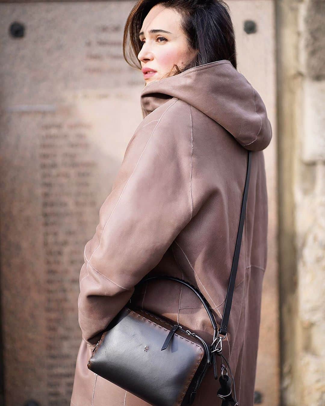 エンリーベグリンのインスタグラム：「Henry Beguelin reversible coat and handmade calf leather bag.  Fall/Winter Collections Sale.  #handmade#henrybeguelin#reversible #coat#calfleather#bag#casual#elegant#style#styleinspiration#oftheday#」