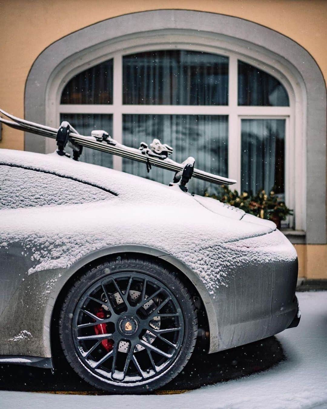 Porscheさんのインスタグラム写真 - (PorscheInstagram)「Winter drives made all the sweeter with a little icing on top.  (📸@tedgushue)  #Porsche #PorscheMoment」1月30日 20時15分 - porsche