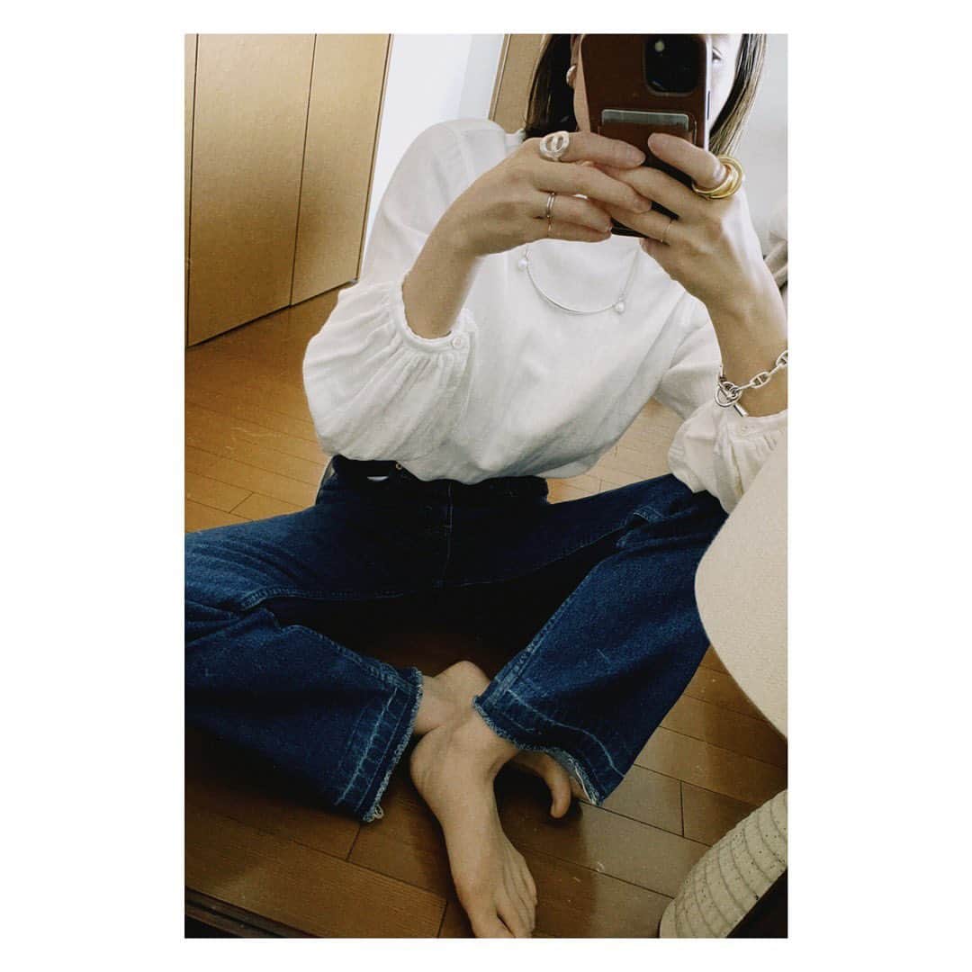 野尻美穂のインスタグラム：「ガーゼが気持ちいい☺️ お問い合わせが多かったこのシャツは @jonnlynx の物です☺️ 私はシンプルなのでジーンズに合わせる事が多そう。 今年は白ワントーンもしたい。  #春コーデ #昨日のクッキーライブは消えてしまいました🍪🙏」