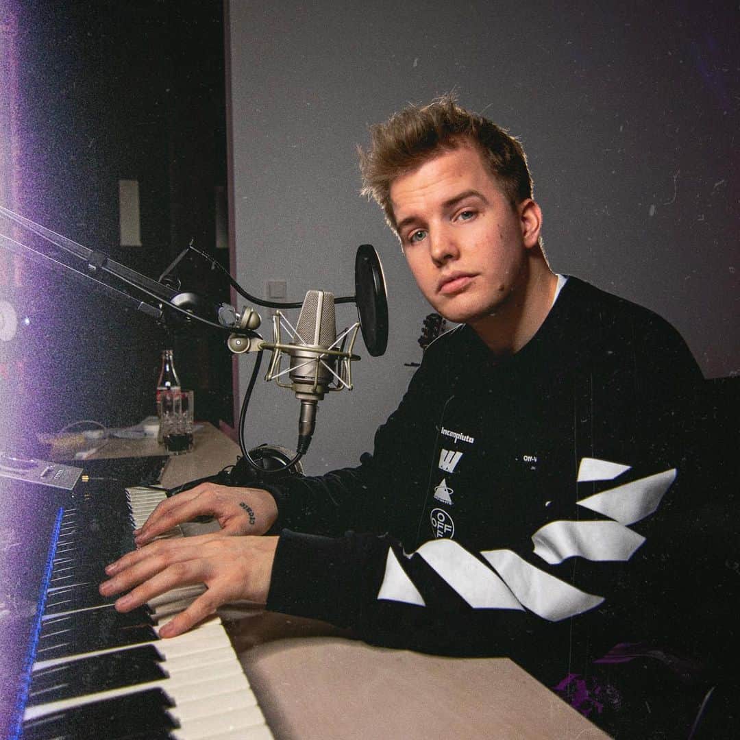 Kayefのインスタグラム：「Yo 🔥 NEUES VIDEO AUF YOUTUBE 🎥 Ich hab wieder versucht in 15 MINUTEN einen SONG zu schreiben 🎹⏱😅 Link in meiner Story ✌🏻Kommentiert mal direkt Themen für die nächste Folge 💬」