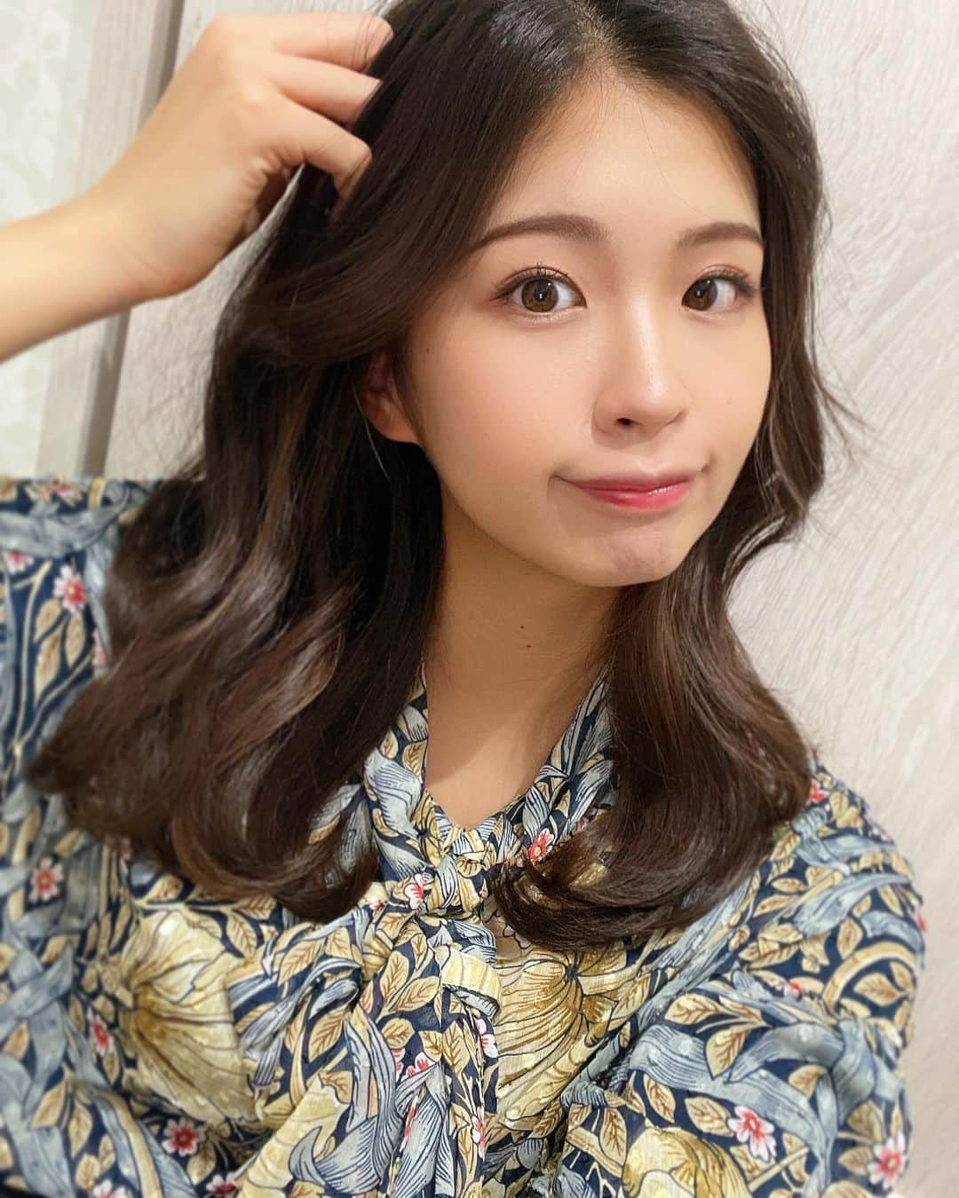 米山珠央さんのインスタグラム写真 - (米山珠央Instagram)「. すこし前に#ヘアカット と #髪質改善トリートメント をしました❤︎ 髪をほめられることが多くなり嬉しい限りです🥳 スタイリング方法も教えていただいたので 自分でコテで巻いてみたよんっ🌪✨ . ストレートと巻き髪どっちが好きですか? . . #celeste #美髪革命CELESTE #美髪革命コース #酸熱トリートメント #トリートメント」1月30日 20時18分 - tamao_17no1