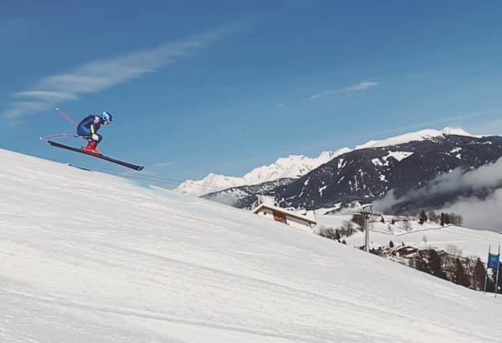 ミカエラ・シフリンのインスタグラム：「moving right along... #weareskiing」