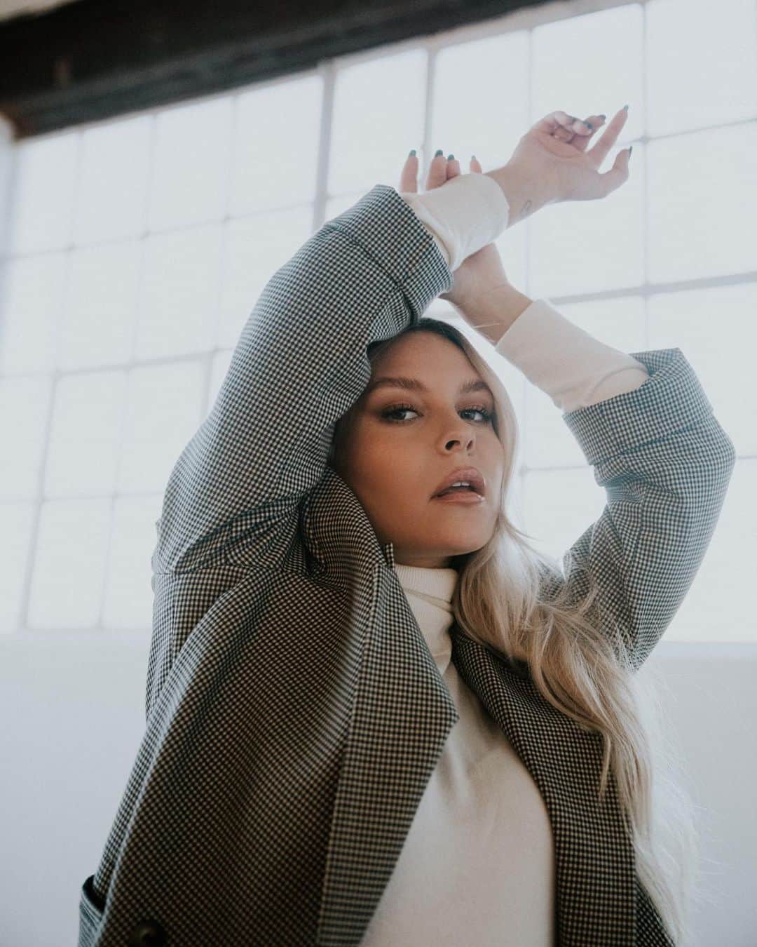 Dagi Beeのインスタグラム：「Aber wurde die Frage aller Fragen jemals beantwortet .. Wie viele Blondinen braucht man um eine Glühbirne zu wechseln ? 💡」