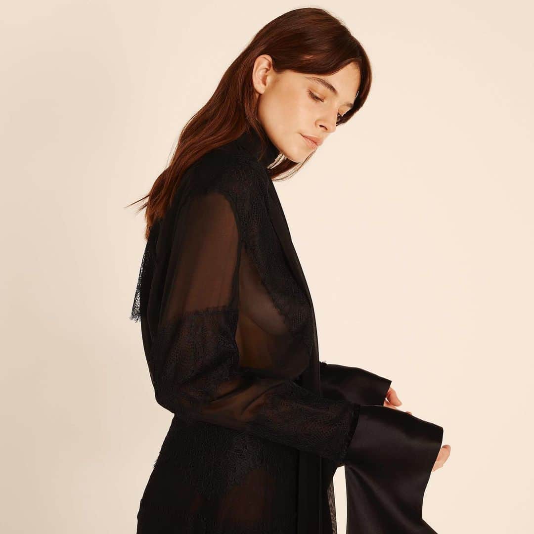 アマンダ ウェイクリーのインスタグラム：「Iconic lace pieces have always been a fundamental part of the Wakeley wardrobe... feminine, indulgent and sensual...   #lace #lacetop #statementsleeves #silkandlace」