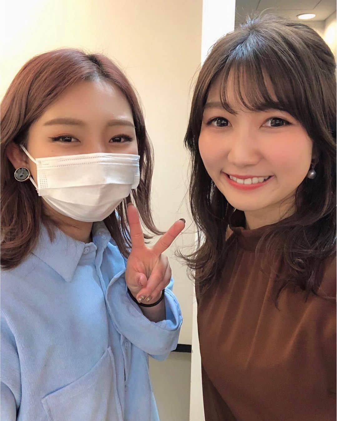 山﨑加奈さんのインスタグラム写真 - (山﨑加奈Instagram)「・ 入社してからずっとお世話になっていたヘアメイクの勝又さん(さや姉)が今日でSBSをご卒業🥺😢 いつも抜群に可愛くて今風のヘアセットをしてもらい、テンションもモチベーションも上がっていました💇‍♀️✨ 歳も一つしか違わなかったので、美容の話だけでなくプライベートな話もたっくさんして、メイク室での時間がOA前の癒しでした🥰 さや姉、ありがとうっ🥺💖 またいつか会えますように☺️🍀 ・ #フォルテ  #forte  #メイクさん #さや姉 #さや姉推し  #静岡放送 #アナウンサー #山﨑加奈」1月30日 20時29分 - kana_yamazaki_sbs