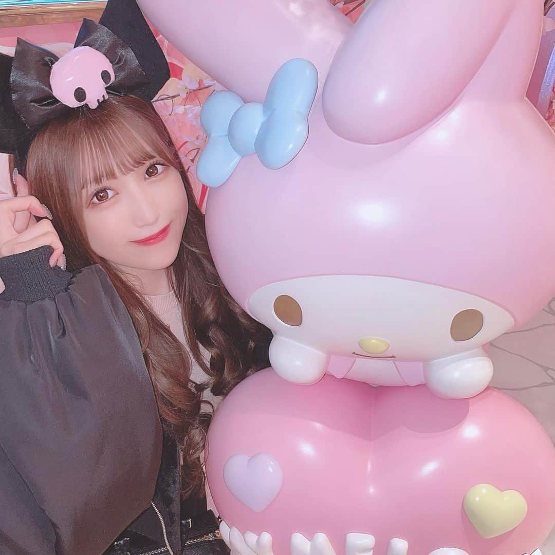 田口未彩のインスタグラム：「🖤  マイメロちゃんが大好きなクロミちゃんです🐇🖤  #ピューロ　#ピューロランド  #マイメロ　#クロミ　#クロミコーデ　#サンリオ　#サンリオピューロランド  #ブラックコーデ　#ピューロカチューシャ　#巻き髪　#地雷　#地雷女　#量産型　#メンヘラ」