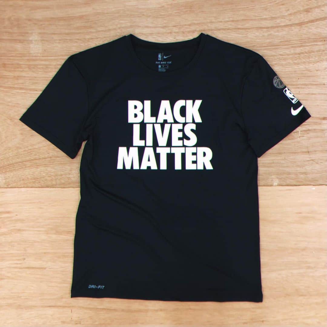 セレクションスタッフさんのインスタグラム写真 - (セレクションスタッフInstagram)「.﻿ ﻿ Black Lives Matter NBA Tee﻿ ﻿ 選手達も着ていたあのTeeです！﻿ 生地の伸縮性がこんな感じなんだヨ！🤙って事が伝わればなぁと思って動画を撮ってみました(3枚目)﻿ 伸縮性ばっちりのアイテムです💕 普段使いもOKですが、やっぱりトレーニング時に向いているなぁという感じです❗️﻿ ﻿ ﻿ #nba ﻿ #blacklivesmatter #バスケ部#バスケットボール #レブロンジェームズ #ナイキ #nike #トレーニングウェア #レイカーズ #セレクション新宿 #セレクション大阪 #ヒップホップ #ストリートファッション #ラッパーファッション」1月30日 20時26分 - selection_headoffice