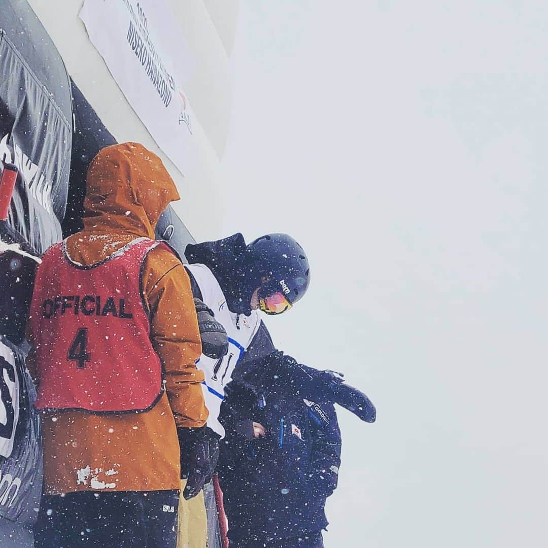 岡本圭司さんのインスタグラム写真 - (岡本圭司Instagram)「ニセコ花園にて初めてのSAJのコースコーディネーターの1週間が終了。 今年から出来た新たな役職で、とにかく選手達が楽しんで滑れる事だけを考えた。 今日の初日は大雪だったけど、明日もライダー達が良いストーリーを作ってくれると願います。 今回自分の要望に120%で応えてくれた @yujiogawa810202 、そして @niseko_hanazono_park に感謝します。 一緒に仕事が出来て幸せでした。 ありがとう。 #SAJ」1月30日 20時36分 - hywod_kj