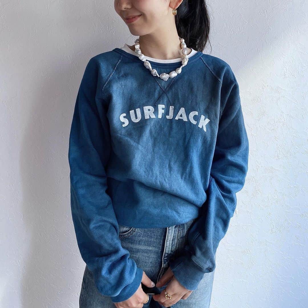 鈴木詩織のインスタグラム：「スウェットにバロックパールネックレス♡  この組み合わせがとっても好き😉 ネックレスはずっと欲しかった @stellarhollywood のもの。  存在感があって、長さもちょうど良い💕  ﻿ ﻿  #コーデ部#コーデ日記#162cmコーデ#パールネックレス#バロックパール#バロックパールネックレス#スウェット#ロゴスウェット#デニムコーデ#ステハリ#ステラハリウッド#stellarhollywood」