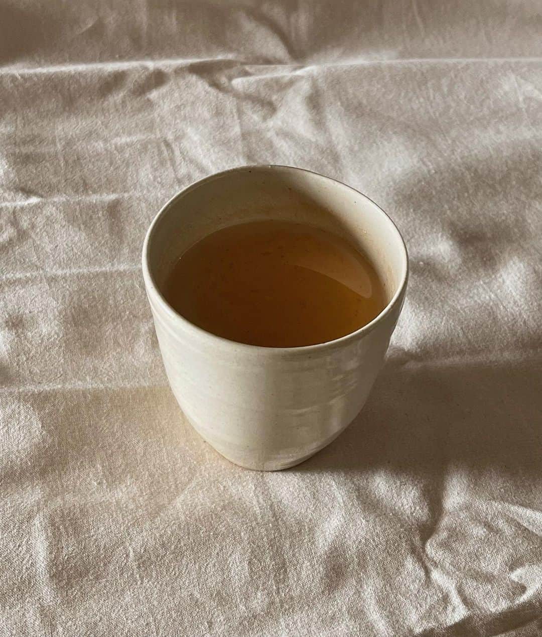 栗山遥さんのインスタグラム写真 - (栗山遥Instagram)「自分で作った陶器たちで、チャイティーを飲む朝。幸せなひととき🤍 秋に箱根に行った時に陶芸工房で作ったカップが、やっと焼き上がってわたしの元に。湯呑みより一回り大きいカップが欲しかったから、とっても理想通り✨」1月30日 20時37分 - harukakuriyama