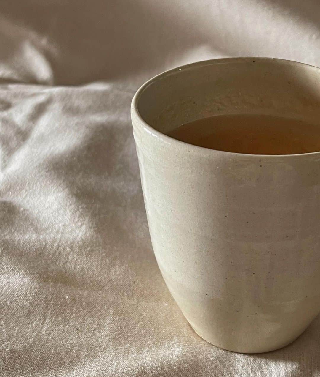 栗山遥さんのインスタグラム写真 - (栗山遥Instagram)「自分で作った陶器たちで、チャイティーを飲む朝。幸せなひととき🤍 秋に箱根に行った時に陶芸工房で作ったカップが、やっと焼き上がってわたしの元に。湯呑みより一回り大きいカップが欲しかったから、とっても理想通り✨」1月30日 20時37分 - harukakuriyama