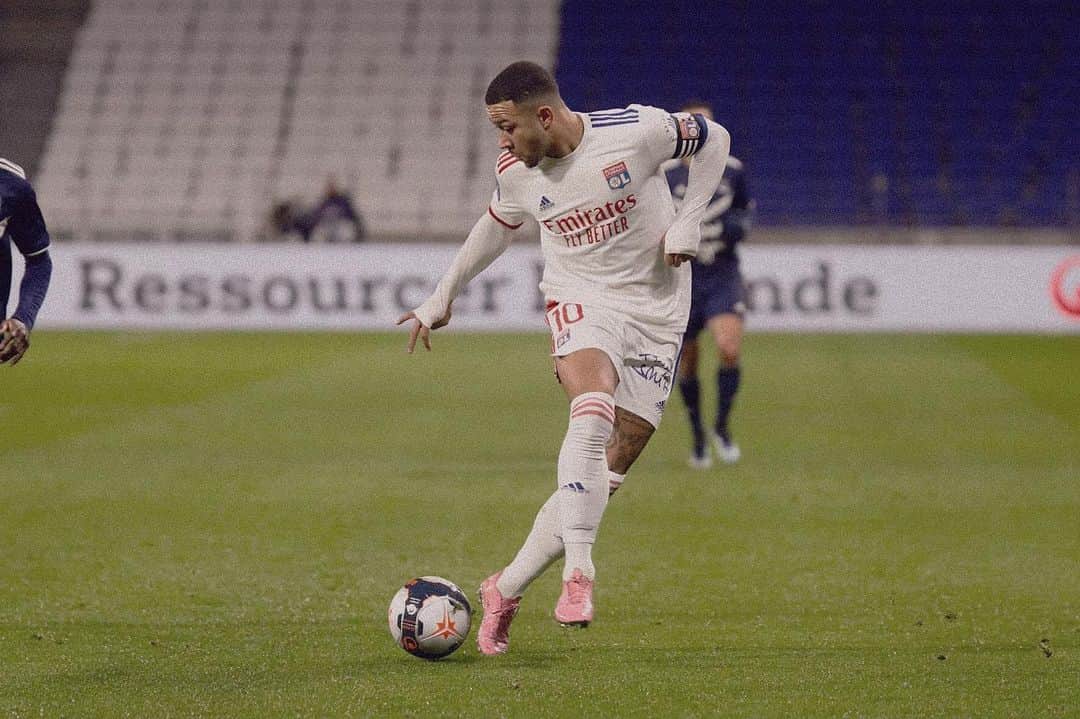 メンフィス・デパイのインスタグラム：「⚽️💜」