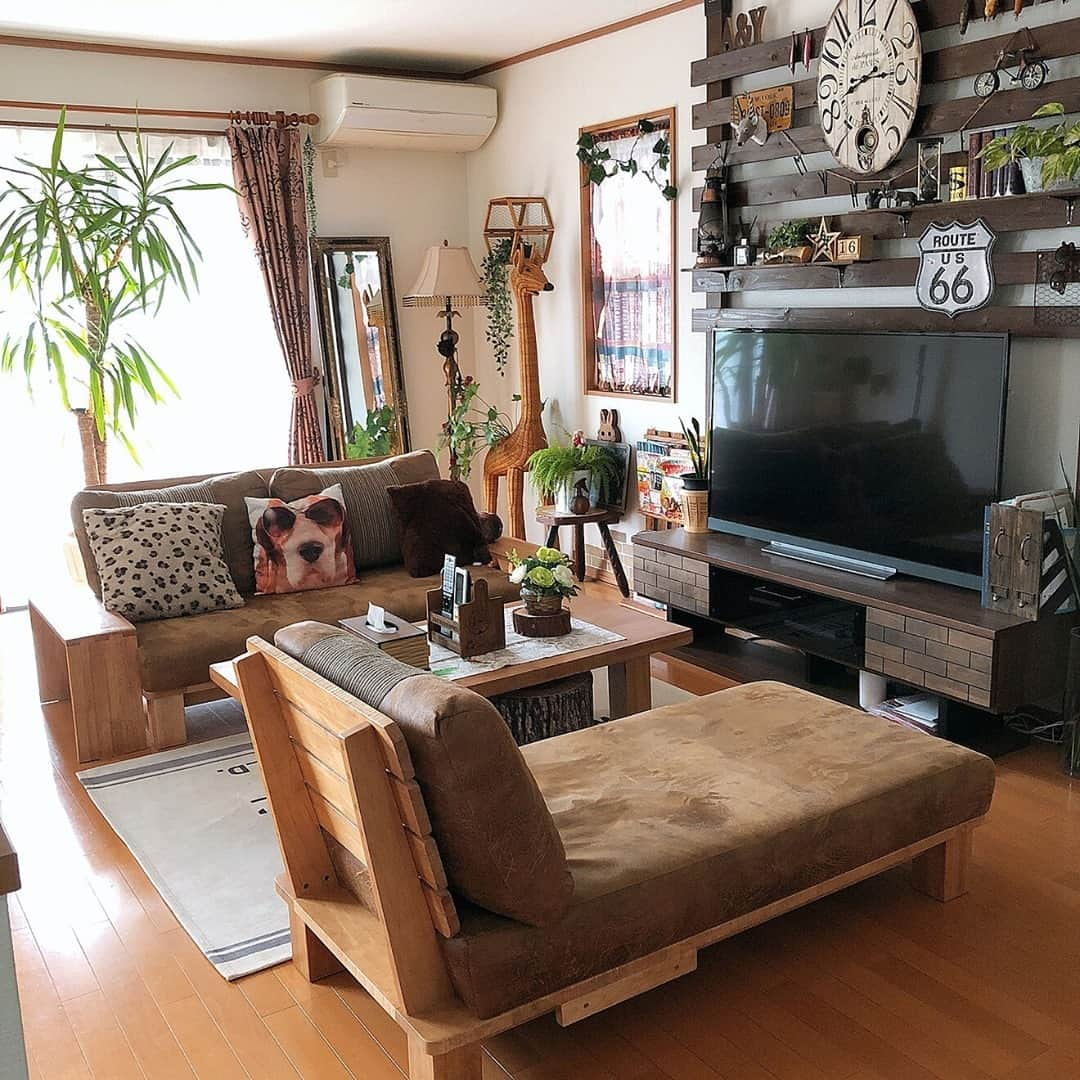 RoomClipJPさんのインスタグラム写真 - (RoomClipJPInstagram)「『モジュールソファのある部屋』カウチタイプやアームレストなども自由に組み合わせることができるモジュールソファ。気分転換や引越しなどで部屋のレイアウトが変わる時などにも便利。5万枚以上のソファの実例を参考にしてみてください⁠ .⁣⠀﻿⁠ Photo:k.yuka29(RoomNo.2932731)▶︎この部屋のインテリアはRoomClipのアプリからご覧いただけます。アプリはプロフィール欄から⁣⠀﻿⁠ .⁣⠀﻿⁠ 投稿イベント開催中です【まもなく終了する投稿イベント】『愛用の毛布〜1/31』『おうち時間の過ごし方〜1/31』⁠ .⁠ #RoomClip#ルームクリップ#interior#instahome#インテリア#暮らし#日常#マイホーム#日々の暮らし#丁寧な暮らし#家#シンプルライフ#リビング#家具#インテリア雑貨#収納#シンプルインテリア#模様替え#整理収納#インテリア好き#インテリア小物#おしゃれな家#100均インテリア#おしゃれインテリア#インテリア家具#モジュールソファ#ソファ#カウチソファ#ディアウォール#観葉植物」1月30日 20時30分 - roomclipjp