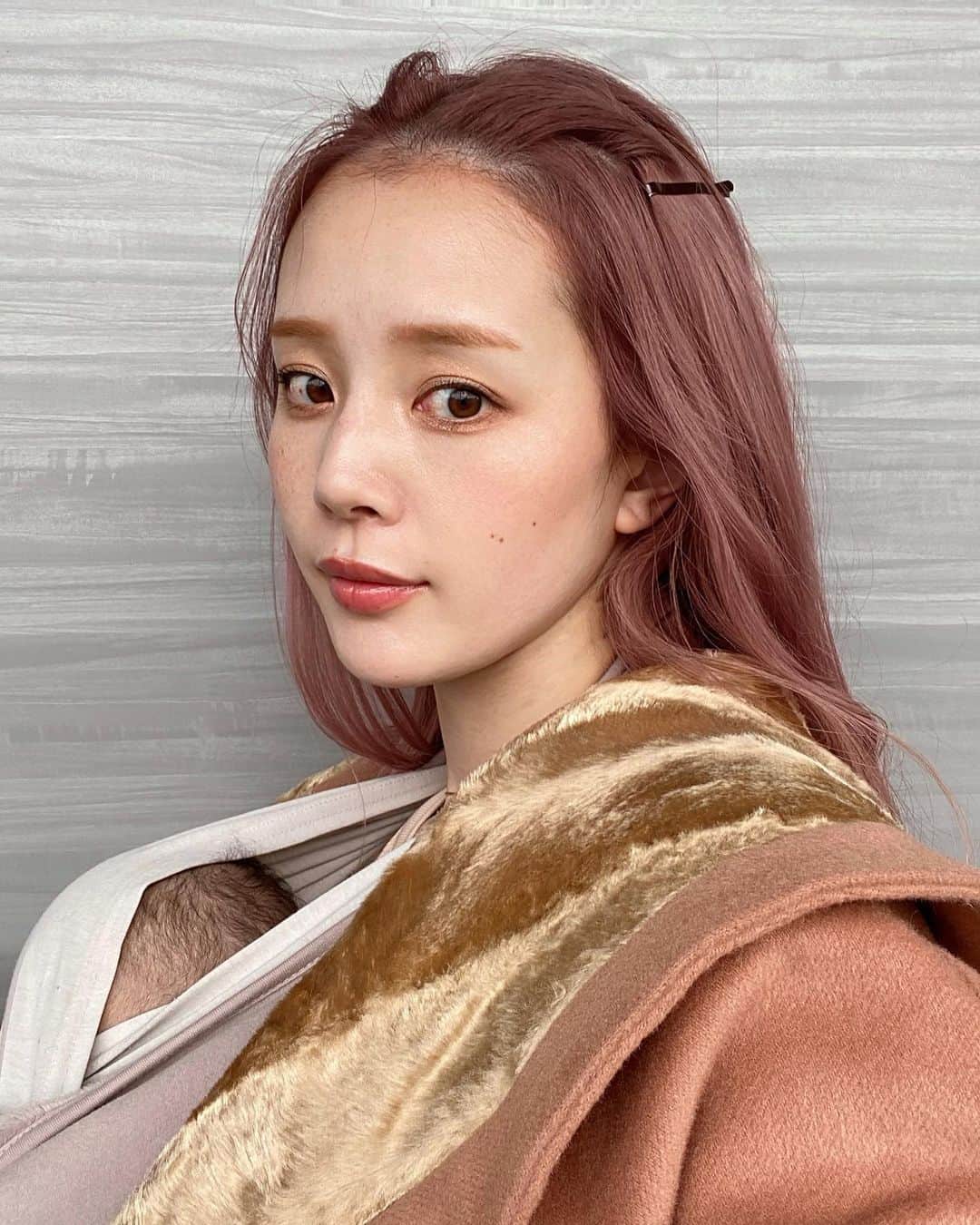 目見田早弥子のインスタグラム：「🦙. 気になってたパリジェンヌラッシュリフト ついにデビューしました、うれしい♡ 私はまつ毛が上がりすぎてると ちょっとキツい印象になっちゃうから ゆるめのカール感でかけてもらったのだけど 本当に綺麗で感動..🤍 メイクも楽やしマスカラもすごい綺麗にぬれるし 今度はパリジェンヌらしいくるんとした カールにしてもらおうかな🥺💭 パリジェンヌずっとずっとやりたかったけど、 子供の預け先がなくてできなくて。 子供連れては無理ですよね..って相談したら 「スタッフが見ておくのでぜひ！」と 言ってくださって、😭 お言葉に甘えて二人連れて行きました👧🏻👶🏻 お絵描きしたりして遊んでくれて 長女もすごく楽しかったみたいで 帰る時にはスタッフの皆さんが見えなくなっても ずっとバイバイしてました😂✨ たくさん可愛がって下さって、 優しく面倒みていただいて本当にありがとうございました🥲🙏🏻 まみこちゃんと久しぶりにお話できて 私もとっても楽しかったです☺️💗💗 マツエクやまつ毛パーマ考えてる方はぜひ♡♡ @__mamico @pooleye_omotesando」