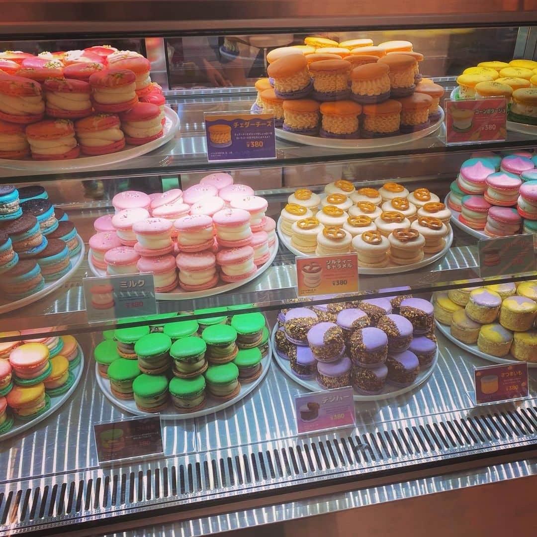 Erenaのインスタグラム：「🌈マカロン🌈 帰りにカラフルなマカロンみっけ😳 アメリカにいるみたいなｶﾗｰﾊﾞﾘｴｰｼｮﾝ😂🍭🍭🍭 . #tokyo#macapresso#マカロン#東京#カラフル#アメリカみたい#海外のお菓子みたい#お菓子#カワイイけど毒々しい#体に悪そう」