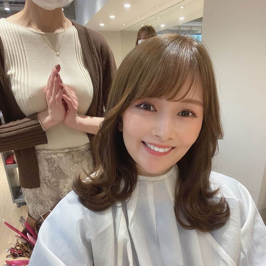 れなさんのインスタグラム写真 - (れなInstagram)「. 韓国風くびれミディアム💇‍♀️ . ストレートにも外ハネにもできる 優れミディアムヘア💇‍♀️の出来上がり‼️ . @sayaka_inoue0801  . 前髪パーマとヘアカラーもしたよ☺️ . #美容院 #ヘアカラー #💇‍♀️ #韓国風ヘア  #前髪パーマ #美容DAY #髪型 #ベージュカラー  #巻き髪 #外ハネミディアム  #アフロートディル」1月30日 20時35分 - lena_mania_