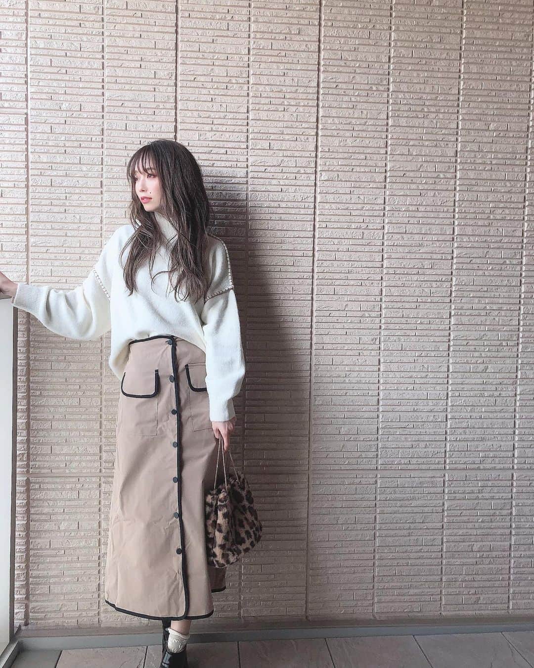 白岩まちこさんのインスタグラム写真 - (白岩まちこInstagram)「≫≫👗... 𝘤𝘰𝘰𝘳𝘥𝘪𝘯𝘢𝘵𝘦  ㅤㅤㅤㅤㅤㅤㅤㅤㅤㅤㅤㅤㅤㅤㅤ ㅤㅤㅤㅤㅤㅤㅤㅤㅤㅤㅤㅤㅤ 昨日のライブ配信を見てくれたみんな ありがとう🥺💓 ㅤㅤㅤㅤㅤㅤㅤㅤㅤㅤㅤㅤㅤ ㅤㅤㅤㅤㅤㅤㅤㅤㅤㅤㅤㅤㅤ なかなかプロにメイクを習う機会ってないから 私も勉強になったし めっちゃ楽しかった🥰✨ ㅤㅤㅤㅤㅤㅤㅤㅤㅤㅤㅤㅤㅤ ㅤㅤㅤㅤㅤㅤㅤㅤㅤㅤㅤㅤㅤ ㅤㅤㅤㅤㅤㅤㅤㅤㅤㅤㅤㅤㅤ またこんなライブ配信が出来たら嬉しいなぁ🥺💓  みんな、IGTVのアーカイブにたくさんコメントしてね🙈❤️← ㅤㅤㅤㅤㅤㅤㅤㅤㅤㅤㅤㅤㅤ ㅤㅤㅤㅤㅤㅤㅤㅤㅤㅤㅤㅤㅤ ㅤㅤㅤㅤㅤㅤㅤㅤㅤㅤㅤㅤㅤ  そしてこれは昨日のライブコーデ...👗✨ ㅤㅤㅤㅤㅤㅤㅤㅤㅤㅤㅤㅤㅤ ㅤㅤㅤㅤㅤㅤㅤㅤㅤㅤㅤㅤㅤ ㅤㅤㅤㅤㅤㅤㅤㅤㅤㅤㅤㅤㅤ  𝘒𝘯𝘪𝘵  @classicalelf_official  ㅤㅤㅤㅤㅤㅤㅤㅤㅤㅤㅤㅤㅤ ㅤㅤㅤㅤㅤㅤㅤㅤㅤㅤㅤㅤㅤ ㅤㅤㅤㅤㅤㅤㅤㅤㅤㅤㅤㅤㅤ 昨日のライブでもお揃いです！ってコメントがあった、このパッチワークニットが主役🥰✨ ㅤㅤㅤㅤㅤㅤㅤㅤㅤㅤㅤㅤㅤ ㅤㅤㅤㅤㅤㅤㅤㅤㅤㅤㅤㅤㅤ ㅤㅤㅤㅤㅤㅤㅤㅤㅤㅤㅤㅤㅤ 配色ステッチが今年っぽくて一目惚れ🥴💞ㅤㅤㅤㅤㅤㅤㅤㅤㅤㅤㅤㅤㅤ ㅤㅤㅤㅤㅤㅤㅤㅤㅤㅤㅤㅤㅤ ㅤㅤㅤㅤㅤㅤㅤㅤㅤㅤㅤㅤㅤ 身体のラインが出ないゆったりニットで お尻もすっぽり隠れちゃう🍑 ㅤㅤㅤㅤㅤㅤㅤㅤㅤㅤㅤㅤㅤ ㅤㅤㅤㅤㅤㅤㅤㅤㅤㅤㅤㅤㅤ  スリットが入ってるから、 フロントだけボトムにインするとスッキリも着れるよ◎ ㅤㅤㅤㅤㅤㅤㅤㅤㅤㅤㅤㅤㅤ ㅤㅤㅤㅤㅤㅤㅤㅤㅤㅤㅤㅤㅤ ㅤㅤㅤㅤㅤㅤㅤㅤㅤㅤㅤㅤㅤ ㅤㅤㅤㅤㅤㅤㅤㅤㅤㅤㅤㅤㅤ 全部で４色あったけど、私はホワイト🦢🤍 ㅤㅤㅤㅤㅤㅤㅤㅤㅤㅤㅤㅤㅤ ㅤㅤㅤㅤㅤㅤㅤㅤㅤㅤㅤㅤㅤ ㅤㅤㅤㅤㅤㅤㅤㅤㅤㅤㅤㅤㅤ ㅤㅤㅤㅤㅤㅤㅤㅤㅤㅤㅤㅤㅤ  週末SALEで50%offになってたんー🥴✌🏻✨ ㅤㅤㅤㅤㅤㅤㅤㅤㅤㅤㅤㅤㅤ ㅤㅤㅤㅤㅤㅤㅤㅤㅤㅤㅤㅤㅤ ㅤㅤㅤㅤㅤㅤㅤㅤㅤㅤㅤㅤㅤ ㅤㅤㅤㅤㅤㅤㅤㅤㅤㅤㅤㅤㅤ さぁて、今日は時間がたっぷりあるから コメント返ししていくぞっ😚✍🏻✨ ㅤㅤㅤㅤㅤㅤㅤㅤㅤㅤㅤㅤㅤ ㅤㅤㅤㅤㅤㅤㅤㅤㅤㅤㅤㅤㅤ ㅤㅤㅤㅤㅤㅤㅤㅤㅤㅤㅤㅤㅤ ㅤㅤㅤㅤㅤㅤㅤㅤㅤㅤㅤㅤㅤ ㅤㅤㅤㅤㅤㅤㅤㅤㅤㅤㅤㅤㅤ ㅤㅤㅤㅤㅤㅤㅤㅤㅤㅤㅤㅤㅤ  #クラシカルエルフ#classicalelf #エルフコーデ#ニット#モックネック #クルーネック#ハイネックニット #大人コーデ#大人カジュアル #プチプラ#プチプラコーデ#ステッチニット #フェミニン#フェミニンコーデ #今日の服#今日のコーデ#デートコーデ #着回しコーデ#コーデ記録#白ニット #白ニットコーデ#大人可愛い#大人女子」1月30日 20時36分 - machichas