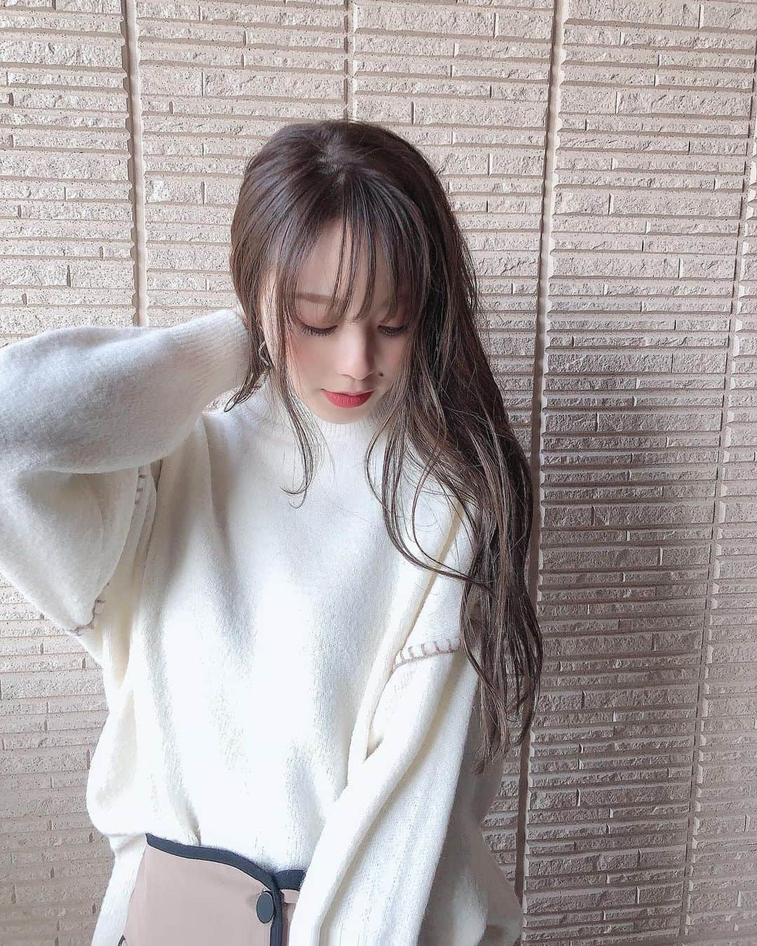 白岩まちこさんのインスタグラム写真 - (白岩まちこInstagram)「≫≫👗... 𝘤𝘰𝘰𝘳𝘥𝘪𝘯𝘢𝘵𝘦  ㅤㅤㅤㅤㅤㅤㅤㅤㅤㅤㅤㅤㅤㅤㅤ ㅤㅤㅤㅤㅤㅤㅤㅤㅤㅤㅤㅤㅤ 昨日のライブ配信を見てくれたみんな ありがとう🥺💓 ㅤㅤㅤㅤㅤㅤㅤㅤㅤㅤㅤㅤㅤ ㅤㅤㅤㅤㅤㅤㅤㅤㅤㅤㅤㅤㅤ なかなかプロにメイクを習う機会ってないから 私も勉強になったし めっちゃ楽しかった🥰✨ ㅤㅤㅤㅤㅤㅤㅤㅤㅤㅤㅤㅤㅤ ㅤㅤㅤㅤㅤㅤㅤㅤㅤㅤㅤㅤㅤ ㅤㅤㅤㅤㅤㅤㅤㅤㅤㅤㅤㅤㅤ またこんなライブ配信が出来たら嬉しいなぁ🥺💓  みんな、IGTVのアーカイブにたくさんコメントしてね🙈❤️← ㅤㅤㅤㅤㅤㅤㅤㅤㅤㅤㅤㅤㅤ ㅤㅤㅤㅤㅤㅤㅤㅤㅤㅤㅤㅤㅤ ㅤㅤㅤㅤㅤㅤㅤㅤㅤㅤㅤㅤㅤ  そしてこれは昨日のライブコーデ...👗✨ ㅤㅤㅤㅤㅤㅤㅤㅤㅤㅤㅤㅤㅤ ㅤㅤㅤㅤㅤㅤㅤㅤㅤㅤㅤㅤㅤ ㅤㅤㅤㅤㅤㅤㅤㅤㅤㅤㅤㅤㅤ  𝘒𝘯𝘪𝘵  @classicalelf_official  ㅤㅤㅤㅤㅤㅤㅤㅤㅤㅤㅤㅤㅤ ㅤㅤㅤㅤㅤㅤㅤㅤㅤㅤㅤㅤㅤ ㅤㅤㅤㅤㅤㅤㅤㅤㅤㅤㅤㅤㅤ 昨日のライブでもお揃いです！ってコメントがあった、このパッチワークニットが主役🥰✨ ㅤㅤㅤㅤㅤㅤㅤㅤㅤㅤㅤㅤㅤ ㅤㅤㅤㅤㅤㅤㅤㅤㅤㅤㅤㅤㅤ ㅤㅤㅤㅤㅤㅤㅤㅤㅤㅤㅤㅤㅤ 配色ステッチが今年っぽくて一目惚れ🥴💞ㅤㅤㅤㅤㅤㅤㅤㅤㅤㅤㅤㅤㅤ ㅤㅤㅤㅤㅤㅤㅤㅤㅤㅤㅤㅤㅤ ㅤㅤㅤㅤㅤㅤㅤㅤㅤㅤㅤㅤㅤ 身体のラインが出ないゆったりニットで お尻もすっぽり隠れちゃう🍑 ㅤㅤㅤㅤㅤㅤㅤㅤㅤㅤㅤㅤㅤ ㅤㅤㅤㅤㅤㅤㅤㅤㅤㅤㅤㅤㅤ  スリットが入ってるから、 フロントだけボトムにインするとスッキリも着れるよ◎ ㅤㅤㅤㅤㅤㅤㅤㅤㅤㅤㅤㅤㅤ ㅤㅤㅤㅤㅤㅤㅤㅤㅤㅤㅤㅤㅤ ㅤㅤㅤㅤㅤㅤㅤㅤㅤㅤㅤㅤㅤ ㅤㅤㅤㅤㅤㅤㅤㅤㅤㅤㅤㅤㅤ 全部で４色あったけど、私はホワイト🦢🤍 ㅤㅤㅤㅤㅤㅤㅤㅤㅤㅤㅤㅤㅤ ㅤㅤㅤㅤㅤㅤㅤㅤㅤㅤㅤㅤㅤ ㅤㅤㅤㅤㅤㅤㅤㅤㅤㅤㅤㅤㅤ ㅤㅤㅤㅤㅤㅤㅤㅤㅤㅤㅤㅤㅤ  週末SALEで50%offになってたんー🥴✌🏻✨ ㅤㅤㅤㅤㅤㅤㅤㅤㅤㅤㅤㅤㅤ ㅤㅤㅤㅤㅤㅤㅤㅤㅤㅤㅤㅤㅤ ㅤㅤㅤㅤㅤㅤㅤㅤㅤㅤㅤㅤㅤ ㅤㅤㅤㅤㅤㅤㅤㅤㅤㅤㅤㅤㅤ さぁて、今日は時間がたっぷりあるから コメント返ししていくぞっ😚✍🏻✨ ㅤㅤㅤㅤㅤㅤㅤㅤㅤㅤㅤㅤㅤ ㅤㅤㅤㅤㅤㅤㅤㅤㅤㅤㅤㅤㅤ ㅤㅤㅤㅤㅤㅤㅤㅤㅤㅤㅤㅤㅤ ㅤㅤㅤㅤㅤㅤㅤㅤㅤㅤㅤㅤㅤ ㅤㅤㅤㅤㅤㅤㅤㅤㅤㅤㅤㅤㅤ ㅤㅤㅤㅤㅤㅤㅤㅤㅤㅤㅤㅤㅤ  #クラシカルエルフ#classicalelf #エルフコーデ#ニット#モックネック #クルーネック#ハイネックニット #大人コーデ#大人カジュアル #プチプラ#プチプラコーデ#ステッチニット #フェミニン#フェミニンコーデ #今日の服#今日のコーデ#デートコーデ #着回しコーデ#コーデ記録#白ニット #白ニットコーデ#大人可愛い#大人女子」1月30日 20時36分 - machichas