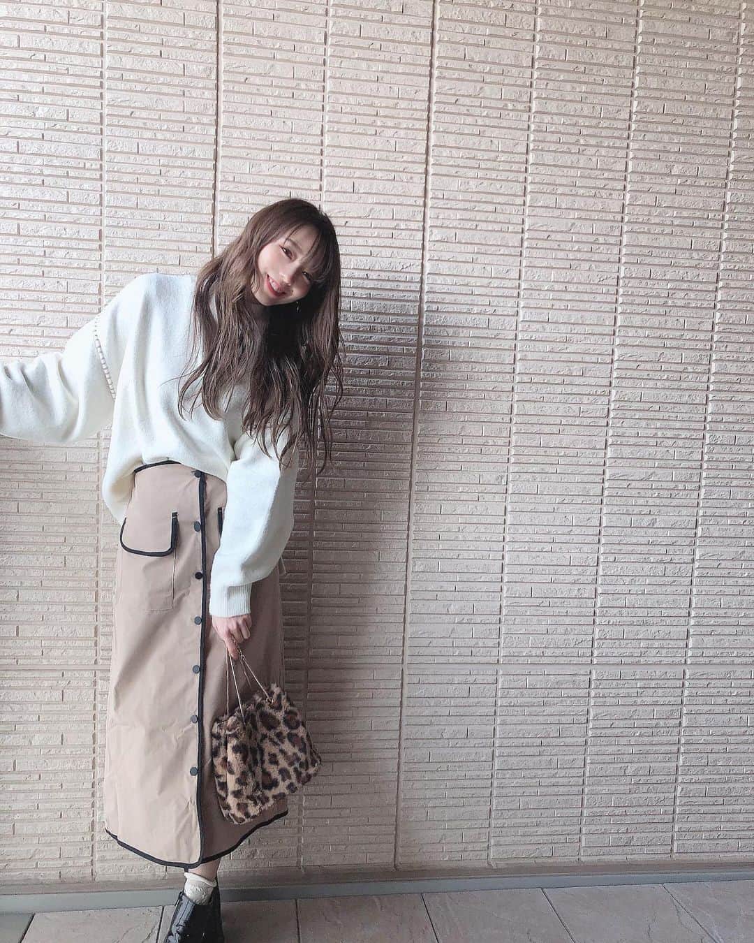 白岩まちこさんのインスタグラム写真 - (白岩まちこInstagram)「≫≫👗... 𝘤𝘰𝘰𝘳𝘥𝘪𝘯𝘢𝘵𝘦  ㅤㅤㅤㅤㅤㅤㅤㅤㅤㅤㅤㅤㅤㅤㅤ ㅤㅤㅤㅤㅤㅤㅤㅤㅤㅤㅤㅤㅤ 昨日のライブ配信を見てくれたみんな ありがとう🥺💓 ㅤㅤㅤㅤㅤㅤㅤㅤㅤㅤㅤㅤㅤ ㅤㅤㅤㅤㅤㅤㅤㅤㅤㅤㅤㅤㅤ なかなかプロにメイクを習う機会ってないから 私も勉強になったし めっちゃ楽しかった🥰✨ ㅤㅤㅤㅤㅤㅤㅤㅤㅤㅤㅤㅤㅤ ㅤㅤㅤㅤㅤㅤㅤㅤㅤㅤㅤㅤㅤ ㅤㅤㅤㅤㅤㅤㅤㅤㅤㅤㅤㅤㅤ またこんなライブ配信が出来たら嬉しいなぁ🥺💓  みんな、IGTVのアーカイブにたくさんコメントしてね🙈❤️← ㅤㅤㅤㅤㅤㅤㅤㅤㅤㅤㅤㅤㅤ ㅤㅤㅤㅤㅤㅤㅤㅤㅤㅤㅤㅤㅤ ㅤㅤㅤㅤㅤㅤㅤㅤㅤㅤㅤㅤㅤ  そしてこれは昨日のライブコーデ...👗✨ ㅤㅤㅤㅤㅤㅤㅤㅤㅤㅤㅤㅤㅤ ㅤㅤㅤㅤㅤㅤㅤㅤㅤㅤㅤㅤㅤ ㅤㅤㅤㅤㅤㅤㅤㅤㅤㅤㅤㅤㅤ  𝘒𝘯𝘪𝘵  @classicalelf_official  ㅤㅤㅤㅤㅤㅤㅤㅤㅤㅤㅤㅤㅤ ㅤㅤㅤㅤㅤㅤㅤㅤㅤㅤㅤㅤㅤ ㅤㅤㅤㅤㅤㅤㅤㅤㅤㅤㅤㅤㅤ 昨日のライブでもお揃いです！ってコメントがあった、このパッチワークニットが主役🥰✨ ㅤㅤㅤㅤㅤㅤㅤㅤㅤㅤㅤㅤㅤ ㅤㅤㅤㅤㅤㅤㅤㅤㅤㅤㅤㅤㅤ ㅤㅤㅤㅤㅤㅤㅤㅤㅤㅤㅤㅤㅤ 配色ステッチが今年っぽくて一目惚れ🥴💞ㅤㅤㅤㅤㅤㅤㅤㅤㅤㅤㅤㅤㅤ ㅤㅤㅤㅤㅤㅤㅤㅤㅤㅤㅤㅤㅤ ㅤㅤㅤㅤㅤㅤㅤㅤㅤㅤㅤㅤㅤ 身体のラインが出ないゆったりニットで お尻もすっぽり隠れちゃう🍑 ㅤㅤㅤㅤㅤㅤㅤㅤㅤㅤㅤㅤㅤ ㅤㅤㅤㅤㅤㅤㅤㅤㅤㅤㅤㅤㅤ  スリットが入ってるから、 フロントだけボトムにインするとスッキリも着れるよ◎ ㅤㅤㅤㅤㅤㅤㅤㅤㅤㅤㅤㅤㅤ ㅤㅤㅤㅤㅤㅤㅤㅤㅤㅤㅤㅤㅤ ㅤㅤㅤㅤㅤㅤㅤㅤㅤㅤㅤㅤㅤ ㅤㅤㅤㅤㅤㅤㅤㅤㅤㅤㅤㅤㅤ 全部で４色あったけど、私はホワイト🦢🤍 ㅤㅤㅤㅤㅤㅤㅤㅤㅤㅤㅤㅤㅤ ㅤㅤㅤㅤㅤㅤㅤㅤㅤㅤㅤㅤㅤ ㅤㅤㅤㅤㅤㅤㅤㅤㅤㅤㅤㅤㅤ ㅤㅤㅤㅤㅤㅤㅤㅤㅤㅤㅤㅤㅤ  週末SALEで50%offになってたんー🥴✌🏻✨ ㅤㅤㅤㅤㅤㅤㅤㅤㅤㅤㅤㅤㅤ ㅤㅤㅤㅤㅤㅤㅤㅤㅤㅤㅤㅤㅤ ㅤㅤㅤㅤㅤㅤㅤㅤㅤㅤㅤㅤㅤ ㅤㅤㅤㅤㅤㅤㅤㅤㅤㅤㅤㅤㅤ さぁて、今日は時間がたっぷりあるから コメント返ししていくぞっ😚✍🏻✨ ㅤㅤㅤㅤㅤㅤㅤㅤㅤㅤㅤㅤㅤ ㅤㅤㅤㅤㅤㅤㅤㅤㅤㅤㅤㅤㅤ ㅤㅤㅤㅤㅤㅤㅤㅤㅤㅤㅤㅤㅤ ㅤㅤㅤㅤㅤㅤㅤㅤㅤㅤㅤㅤㅤ ㅤㅤㅤㅤㅤㅤㅤㅤㅤㅤㅤㅤㅤ ㅤㅤㅤㅤㅤㅤㅤㅤㅤㅤㅤㅤㅤ  #クラシカルエルフ#classicalelf #エルフコーデ#ニット#モックネック #クルーネック#ハイネックニット #大人コーデ#大人カジュアル #プチプラ#プチプラコーデ#ステッチニット #フェミニン#フェミニンコーデ #今日の服#今日のコーデ#デートコーデ #着回しコーデ#コーデ記録#白ニット #白ニットコーデ#大人可愛い#大人女子」1月30日 20時36分 - machichas