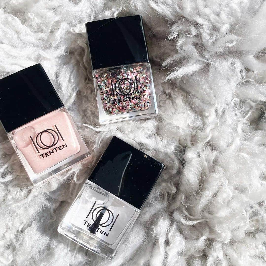 瀬戸晴加のインスタグラム：「今日新しく買ったマニキュアたち💅 タイのネイルブランドのTENTEN過去に使ったマニキュアの中で塗りやすさも強度も圧倒的１位。しかも１色100円ということでかなりのカラーを集めています。笑　今回は初めてのパールピンクとグリッターとトップコート。これ本当に良いからお土産にも買って帰ろうかな。セルフネイル派のお友達の方はご連絡下さい🙋🏻‍♀️❤️💅 #nails#nailart#nail#pink#cute#cosmetics#cosmeticthailand#beauty#美容#ネイル#マニキュア#セルフネイル」