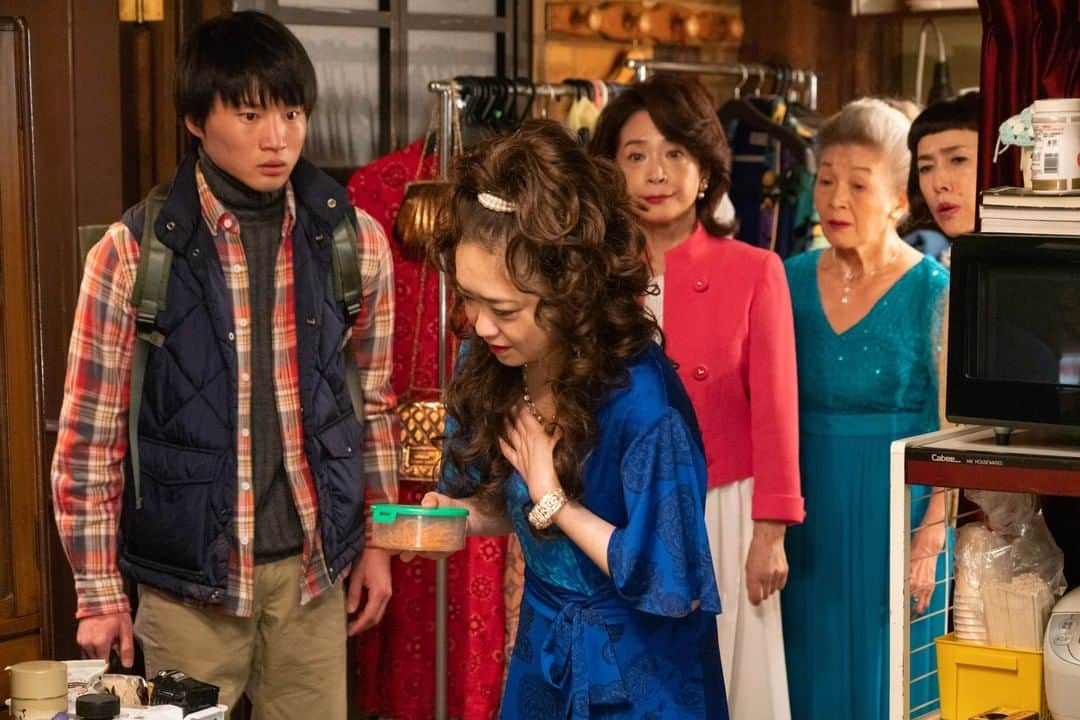 東海テレビ「いつかこの雨がやむ日まで」さんのインスタグラム写真 - (東海テレビ「いつかこの雨がやむ日まで」Instagram)「👠第４話放送まであと３時間👠  光（#金井浩人）の登場で 福島名物のオンパレードとなるのですが、 エリー姉さん（#中田喜子）があるお菓子の虜になります😍  名古屋人の公式は、 そのお菓子初めてみました😆  #その女ジルバ #23時40分から #リアルタイムクイズは23時発表 #公式twitterを見てね」1月30日 20時40分 - dodra_tokaitv