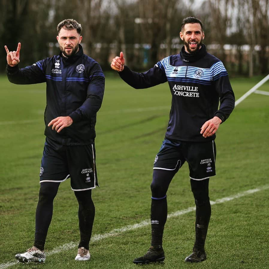 ジェフ・キャメロンのインスタグラム：「🌧 ❄️ ⚽️ With the one and only @charlie_austin89  #youngbucks」