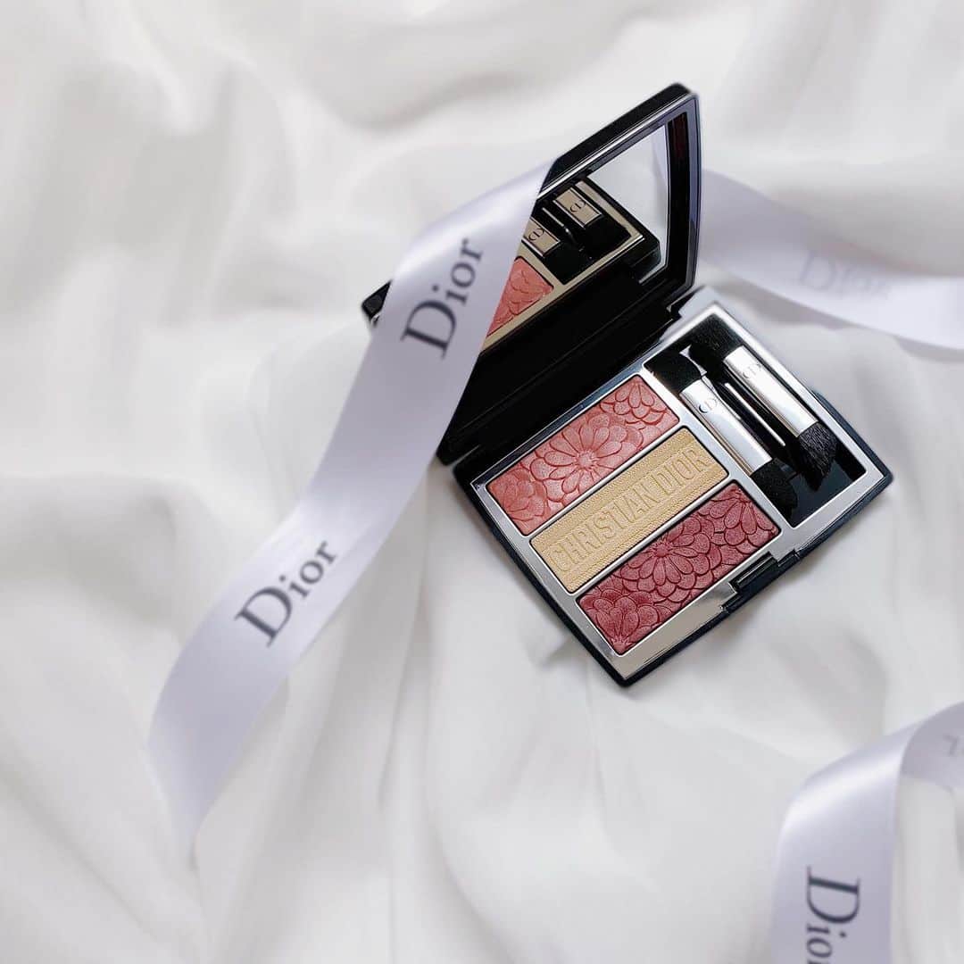AKARIのインスタグラム：「#dior  かわいいコスメでときめくと あ〜〜オンナノコ楽しいなぁ💗💗 っておもう 𓆸𓏧  一緒にもらったリップも かなり可愛くて毎日使ってる😽 851番💄❤️」