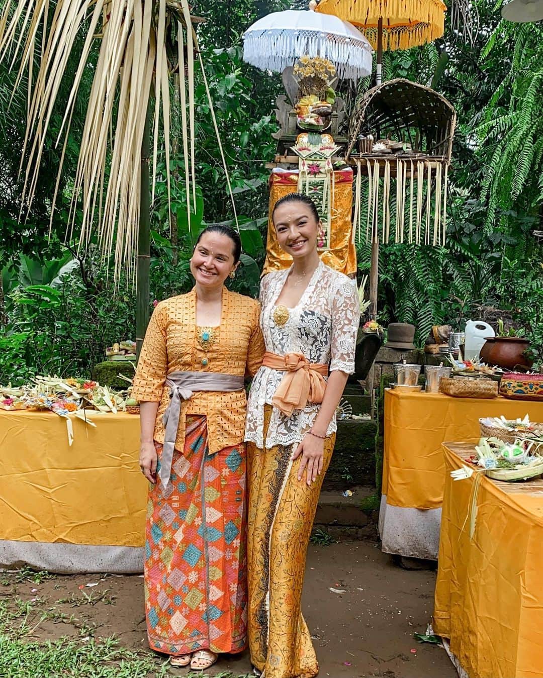 ラライン・シャーのインスタグラム：「Rahajeng Rahina Saraswati  Today I join my Balinese friends at @greenschoolbali in honoring Saraswati the Goddess of knowledge, music and arts, wisdom and learning.   On this particular traditional holiday, the Balinese people bring offerings to their books in their houses, while students celebrate it at school, usually in the morning, and the office-workers in their office. They will dress in their ceremonial attire and come together for communal prayer.   In the afternoon of Saraswati day, the Balinese abstain from reading or writing; at this time, the books, being the sources of knowledge, are blessed with offerings of fruits and scented flowers while being sprinkled with holy water.  Evening time people often observe ‘Malam Sastra’ where they read books, especially religious or spiritual books, in the comforts of their own home or in the temple late into the night.  Truly a time to reflect on a life surrounded by books—a life searching for knowledge and inspiration.   Grateful to be able to experience this beautiful tradition in Bali this year and what more than at school like no other The Green school. 📚」