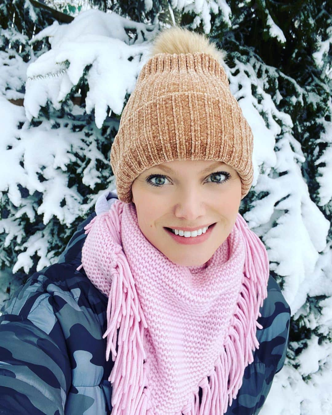 フランツィスカ・クヌッペさんのインスタグラム写真 - (フランツィスカ・クヌッペInstagram)「Winterliche Wochenendgrüsse ❤️💋✨❄️  #endlichrichtigschnee #weekend #snow #enjoylife #everysecond #fakefur #bommelmütze」1月30日 20時55分 - franziskaknuppe