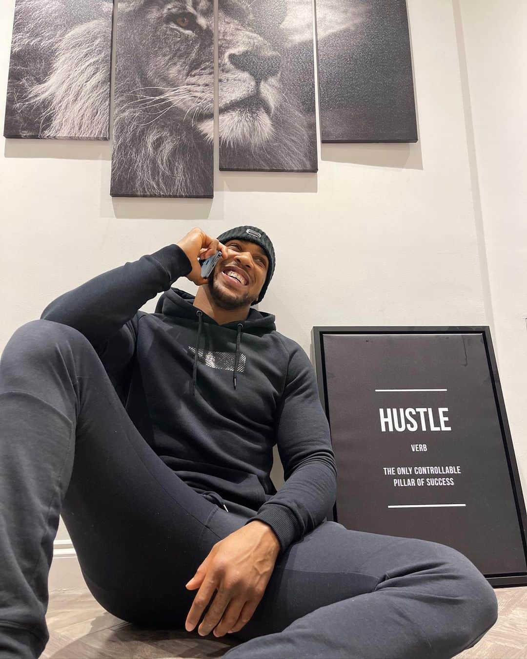 のインスタグラム：「Minding my business, building a business 💼」