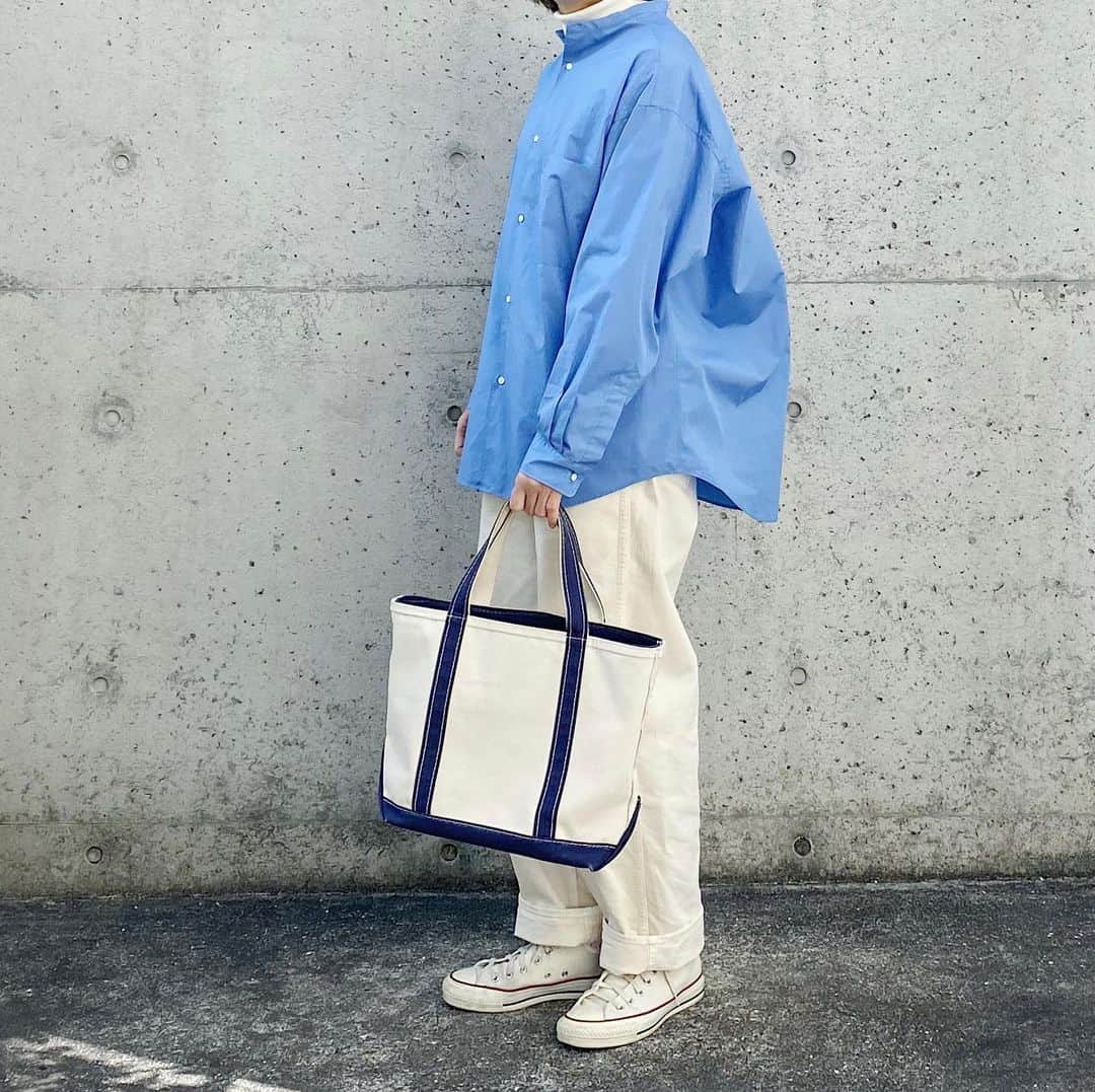 ryokoのインスタグラム：「▪︎ . 青と白🦕🦢今日もメンズ服。 春が近づいて明るいきれい色の服が気になります。 . . . shirt #graphpaper  knit #muji bottoms #harvesty bag #llbean  shoes #converse」