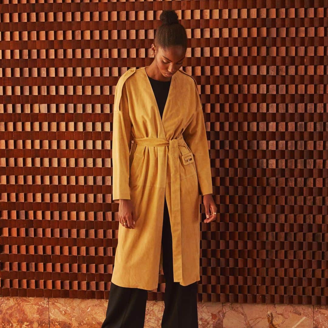 イネスエマレシャルのインスタグラム：「Your day can only be great wearing this soft & stylish Glamour coat 💛 What is your idea of a perfect day?  • Glamour coat, suede lambskin Made in France」
