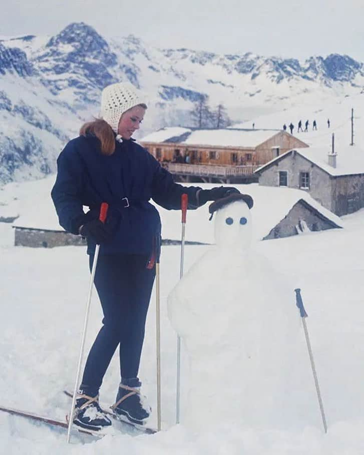 Vogue Parisさんのインスタグラム写真 - (Vogue ParisInstagram)「@JaneFonda gives us snow style envy, as we stay cosy at home, in this shot from 1964 in Chamonix」1月30日 20時53分 - voguefrance