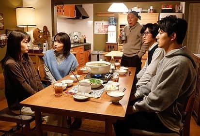 『モコミ～彼女ちょっとヘンだけど～』テレビ朝日公式さんのインスタグラム写真 - (『モコミ～彼女ちょっとヘンだけど～』テレビ朝日公式Instagram)「【💐あと2時間🐍】  💐🌷🌼🌺🌸🌹🌻 💐  　🐻 #モコミ 💐 🐻第２話放送まで💐 　🐻 #あと2時間 💐  💐🌷🌼🌺🌸🌹🌻 💐  萌子美（#小芝風花）が祖父・観（#橋爪功）に打ち明けたのは、勤める工場の窓のこと。  萌子美の気持ちを観はあっさり受け止め、「俺に任せろ」と言い残す。  ある夜、萌子美は家族に 工場でのバイトを辞め、挑戦してみたいことがある、と伝える。  しかし千華子（#富田靖子）は娘の話を聞こうとせず、いつもの調子で…  #モコミ #今夜11時」1月30日 21時04分 - mokomi_tvasahi