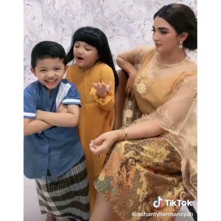 Keluarga A5のインスタグラム：「😂😂😂 #queenarsy」