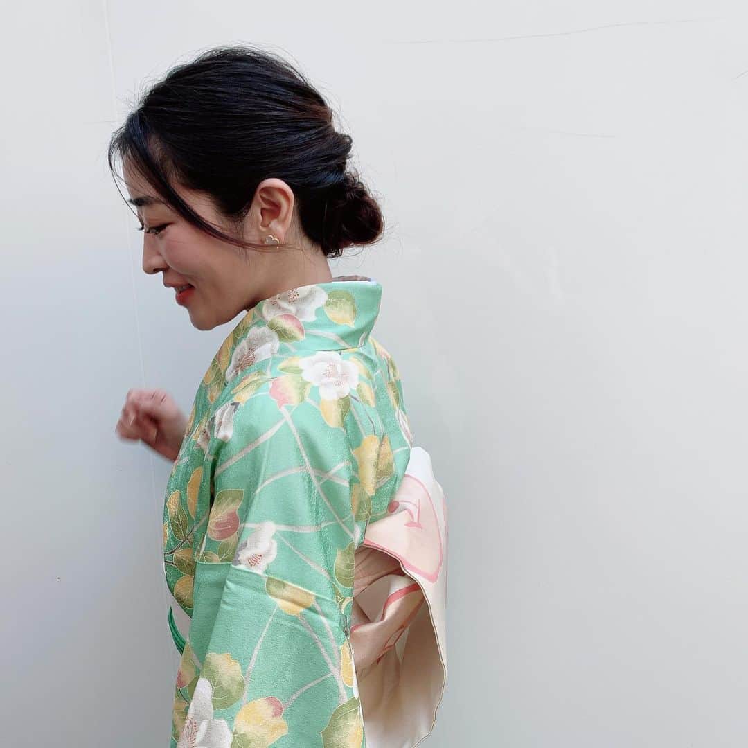 Sonoko Suzukiさんのインスタグラム写真 - (Sonoko SuzukiInstagram)「初釜の時の。  絶対に初釜の時に着ようと思ってたお着物は、 歳上の友人が若い頃着ていたのを譲り受けたもの。  それと母の椿の帯。 季節のお花を先取りするのが 着物流のオシャレみたい。  久しぶりに着付けしたら 帯と格闘して大変だったけど、  今年は月に一度は絶対にお着物を着ようと心に誓ったのでした。  #着物女子 #初釜 #武者小路千家」1月30日 20時56分 - _sonnie.co_