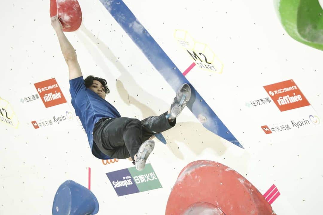 原田海のインスタグラム：「2021 season was kicked off!!﻿ Passed the qualification in 15th👌﻿ ﻿ ハードな予選になりましたが、何とか15位で通過することができました！﻿ 今日の反省点をしっかり修正して、明日はさらに頑張ります💪﻿ ﻿ Photo by:﻿ @tallers_photopress #日新火災 @redbulljapan @champion_japan @bpump_ogikubo @frictionlabs @galaxymobilejp @scarpaspa ﻿ ﻿ #climbing #sportsclimbing #sports ﻿#bouldering #クライミング #ボルダリング」