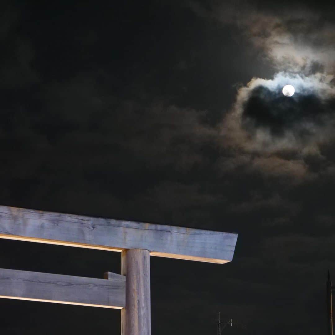 桑原りさのインスタグラム：「なんと厳かな満月でしょう🌕人生初のお伊勢参り。心がぴしっとなりました🙏  #出張 #伊勢神宮」