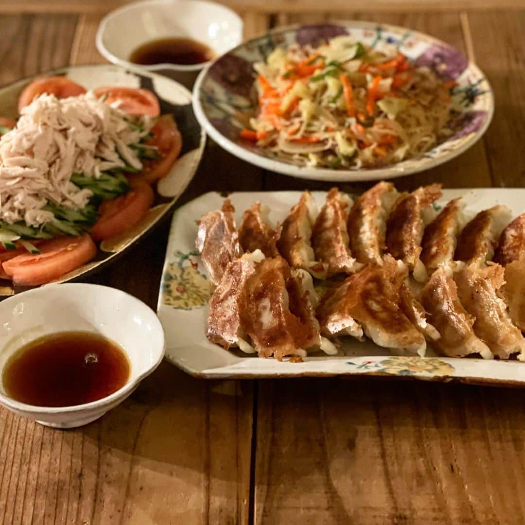 Atsukoのインスタグラム：「今日の晩ご飯 2021.01.30  餃子 棒棒鶏 焼きビーフン  ニラ卵味噌汁作ったのによそりわすれたやーつ🥺 仕事帰りに王将行ったらテイクアウトの行列半端なかったので仕方なく冷凍餃子を買って帰りました😂 まぁ味の素の餃子もたまには。笑 意外と美味い🤣🤣 焼きビーフンはケンミンのやつ。 麺にもともと味ついてるみたいだったけど、野菜少し多めに入れたので、味付け足してます。 久しぶりにビーフン食べたけどうまー。 もう1袋買ってきたからまたつくろ😋👍」